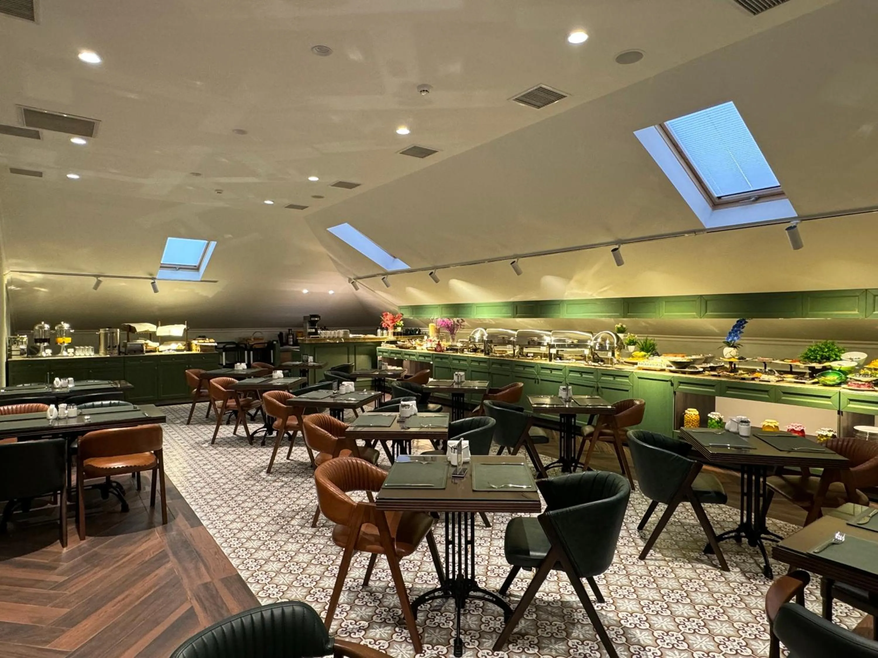 Restaurant/places to eat in Midway Hotel Baku