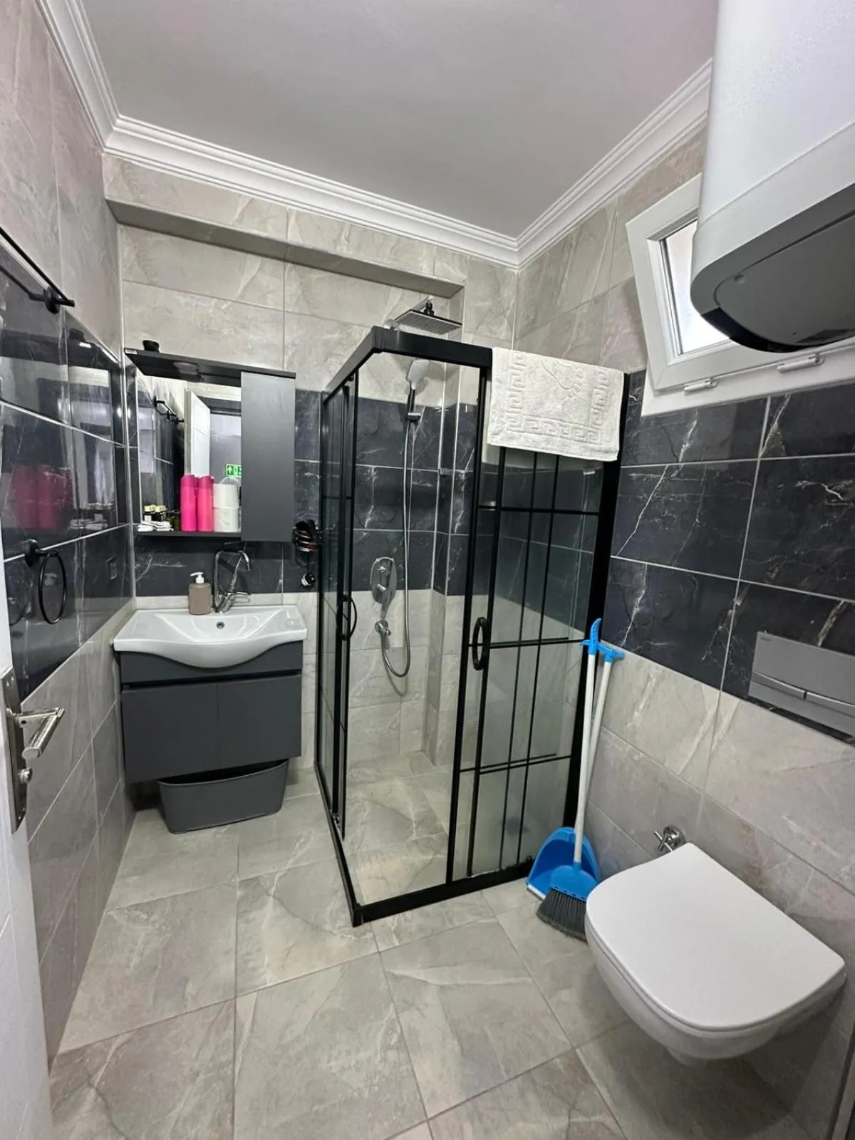 Shower in Mavi Restaurant & Apartments 3