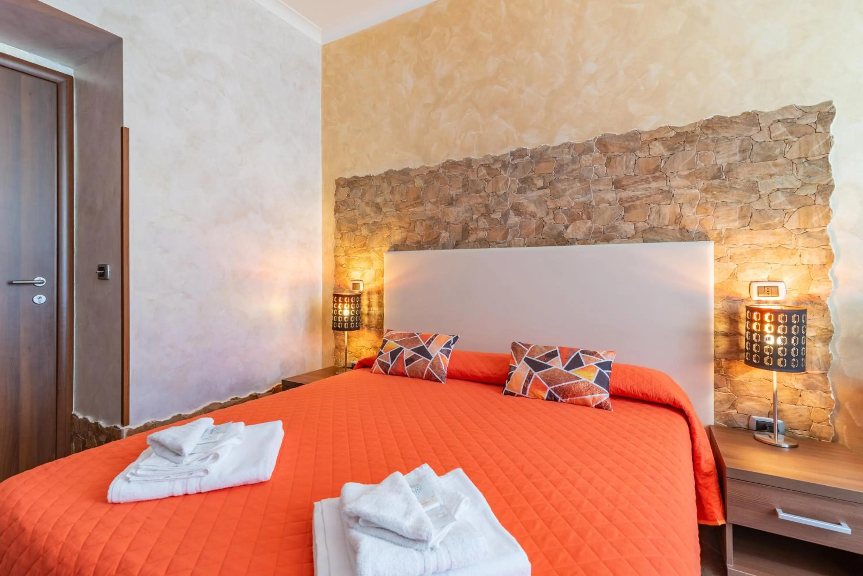 Bed in Alis Laura Guest House - Near Metro Bologna, Easy Access to All Rome