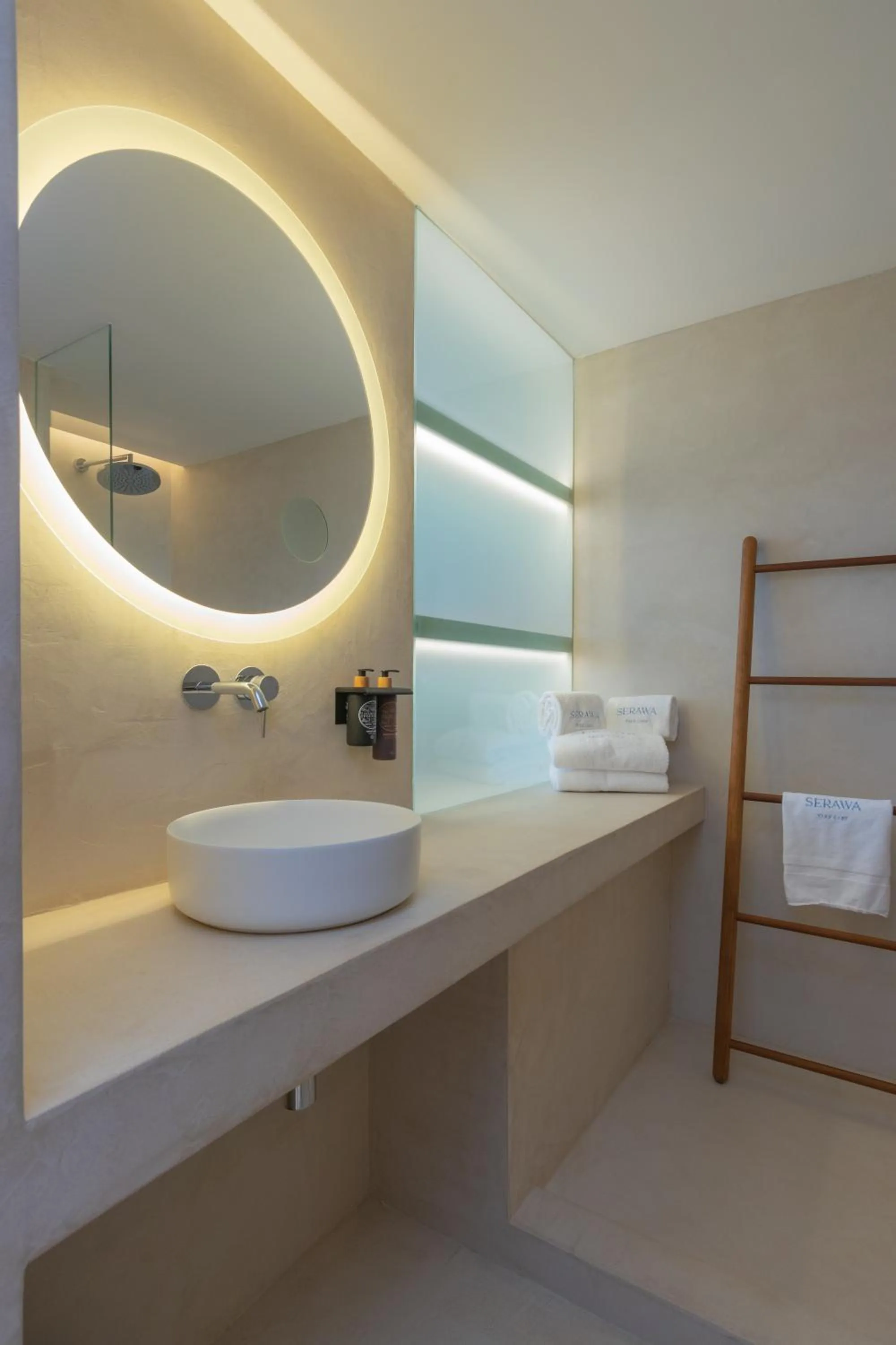 Bathroom, Bed in Hotel Serawa Moraira