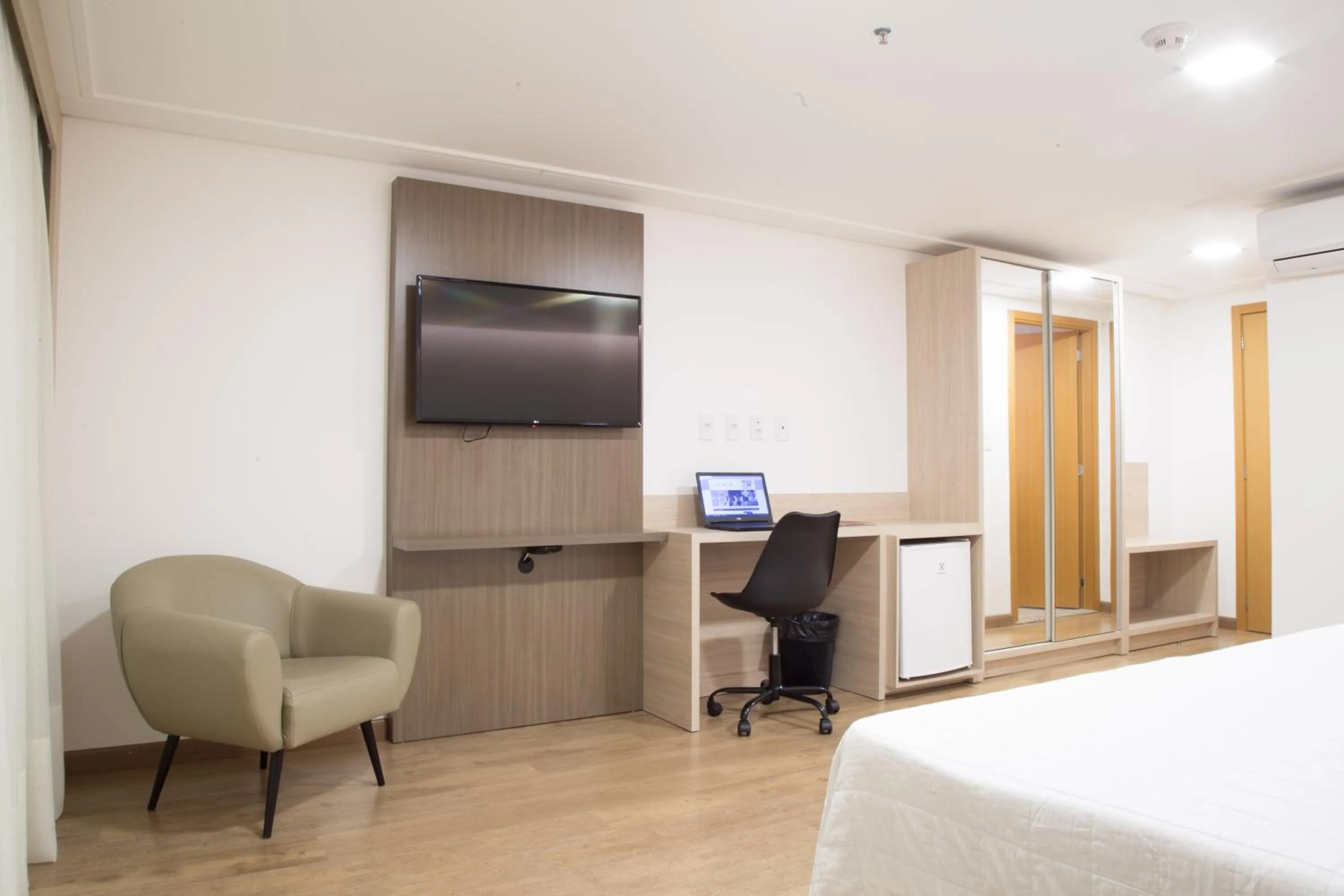 TV and multimedia, Bed in Mogano Premium Hotel - ELETROPOSTO
