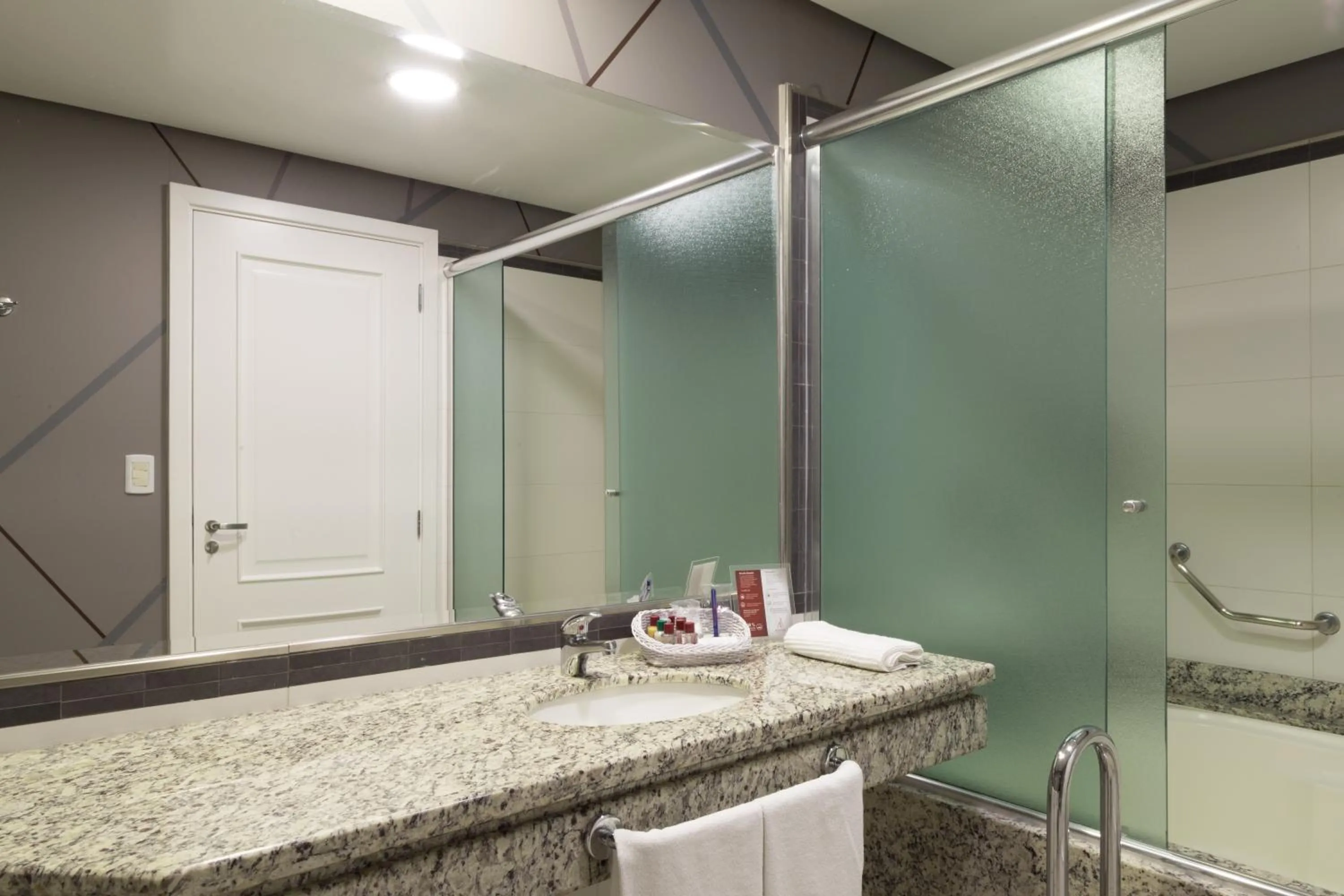 Bathroom in Mogano Premium Hotel - ELETROPOSTO