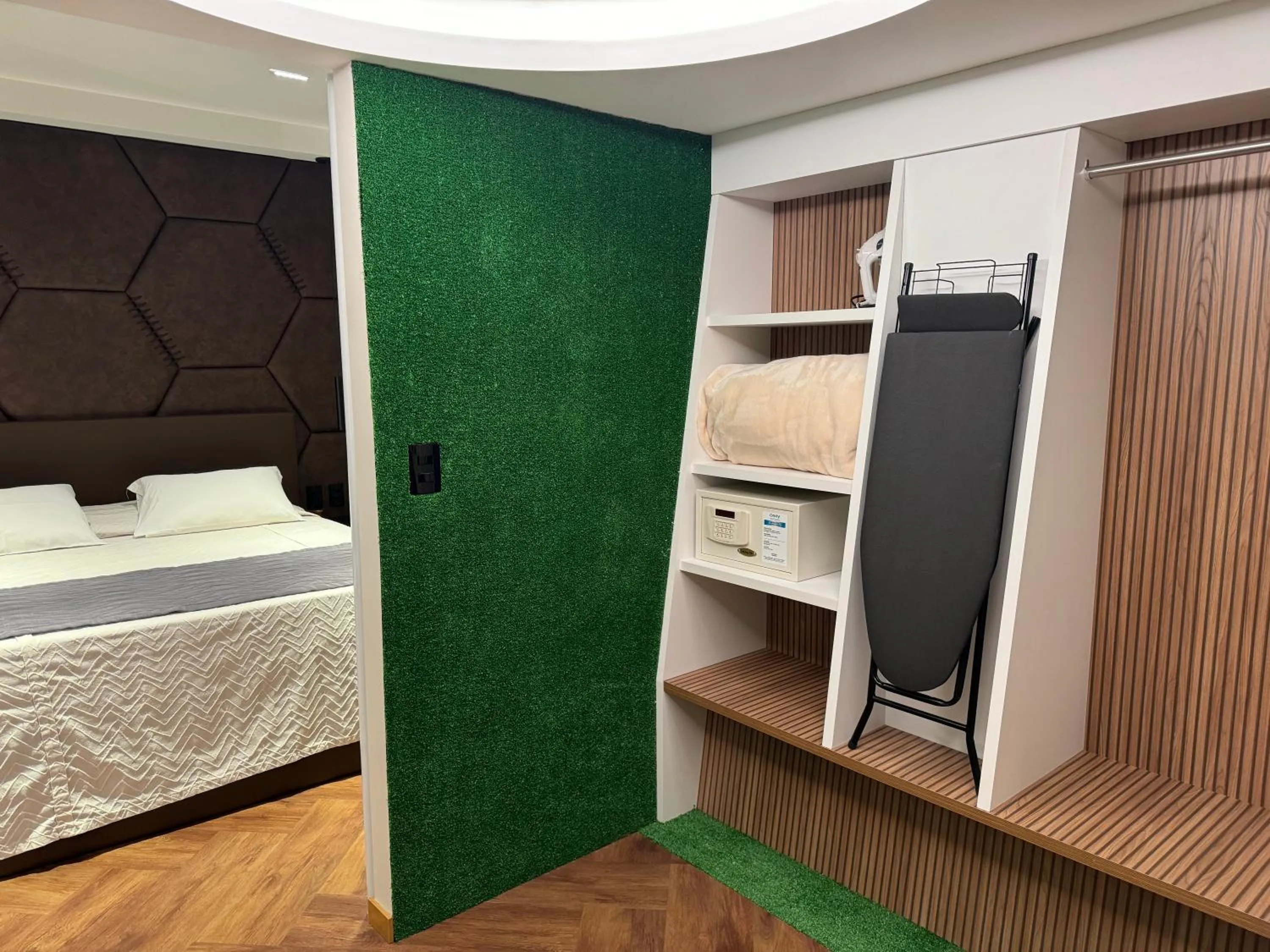 wardrobe, Bed in Mogano Premium Hotel - ELETROPOSTO