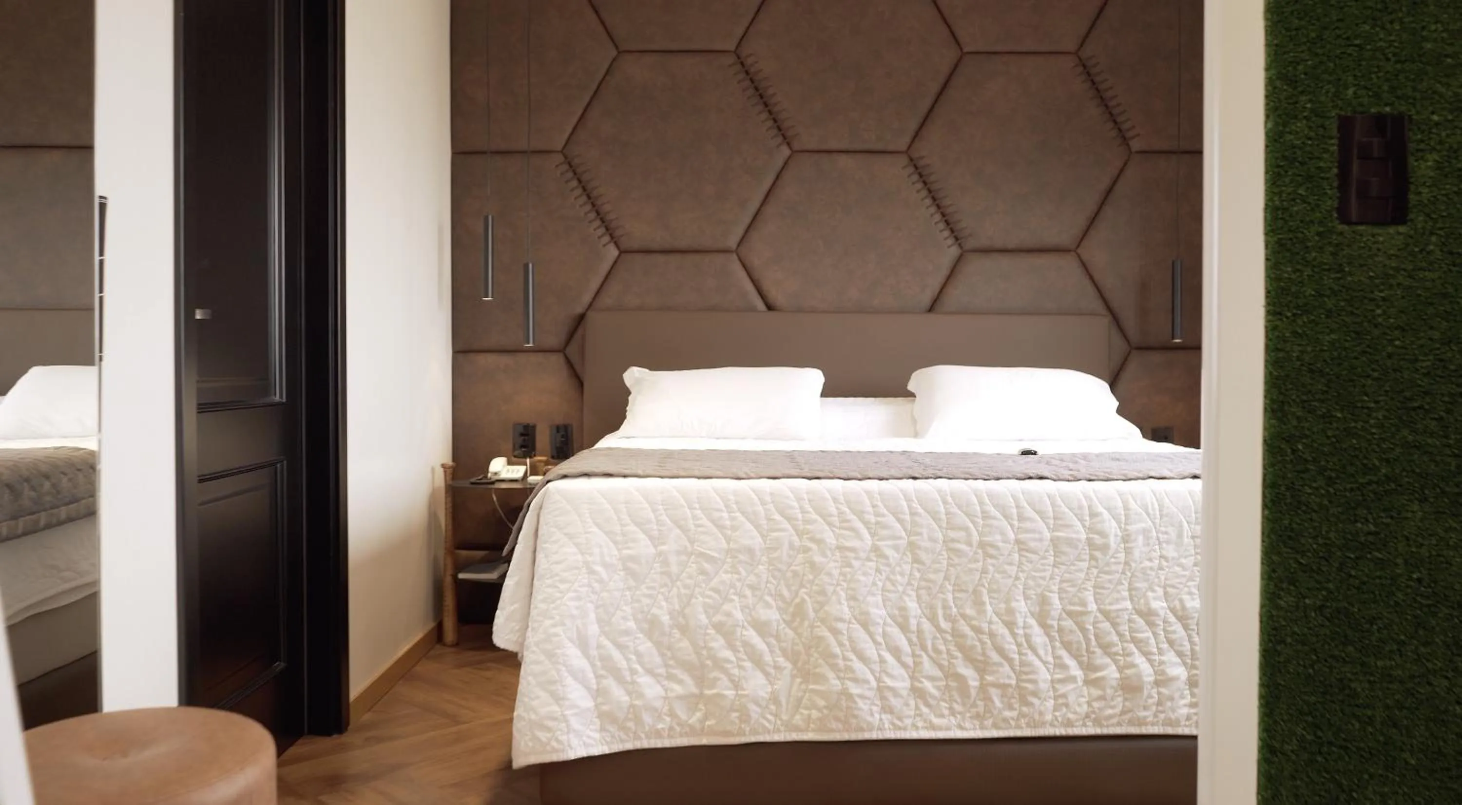 Bed in Mogano Premium Hotel - ELETROPOSTO