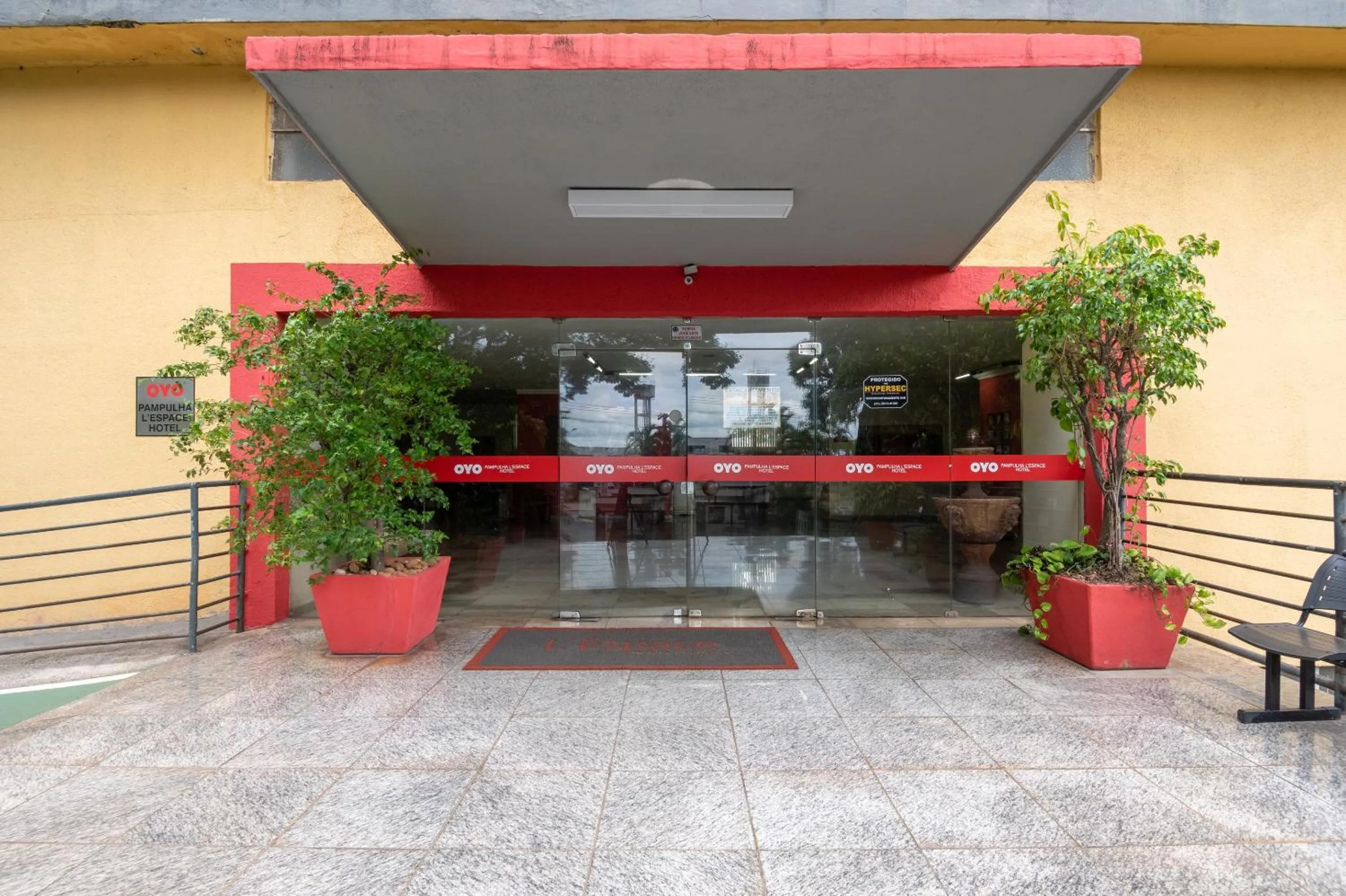 Facade/entrance in OYO Hotel L'Espace - Jaraguá Belo Horizonte