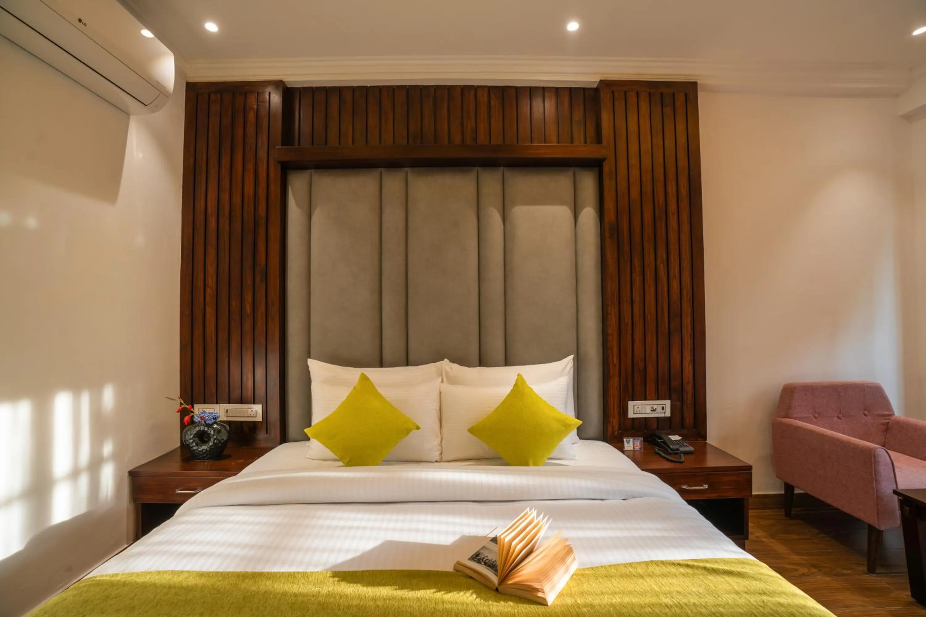 Bed in Alt Life Luxe - Himalayan Crown - Dharamkot Mcleodganj