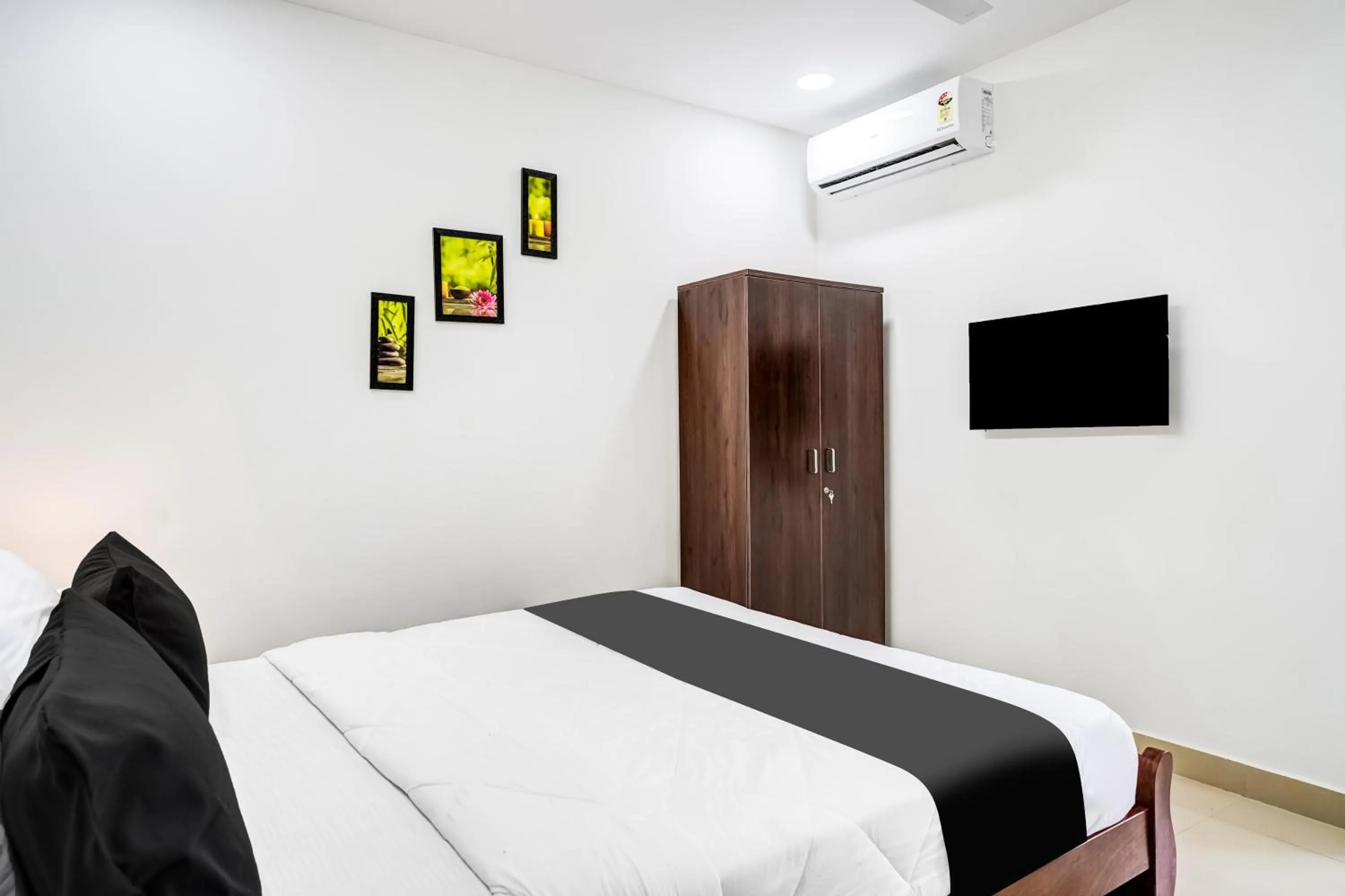 Bedroom, Bed in Super Hotel O HMR Inn