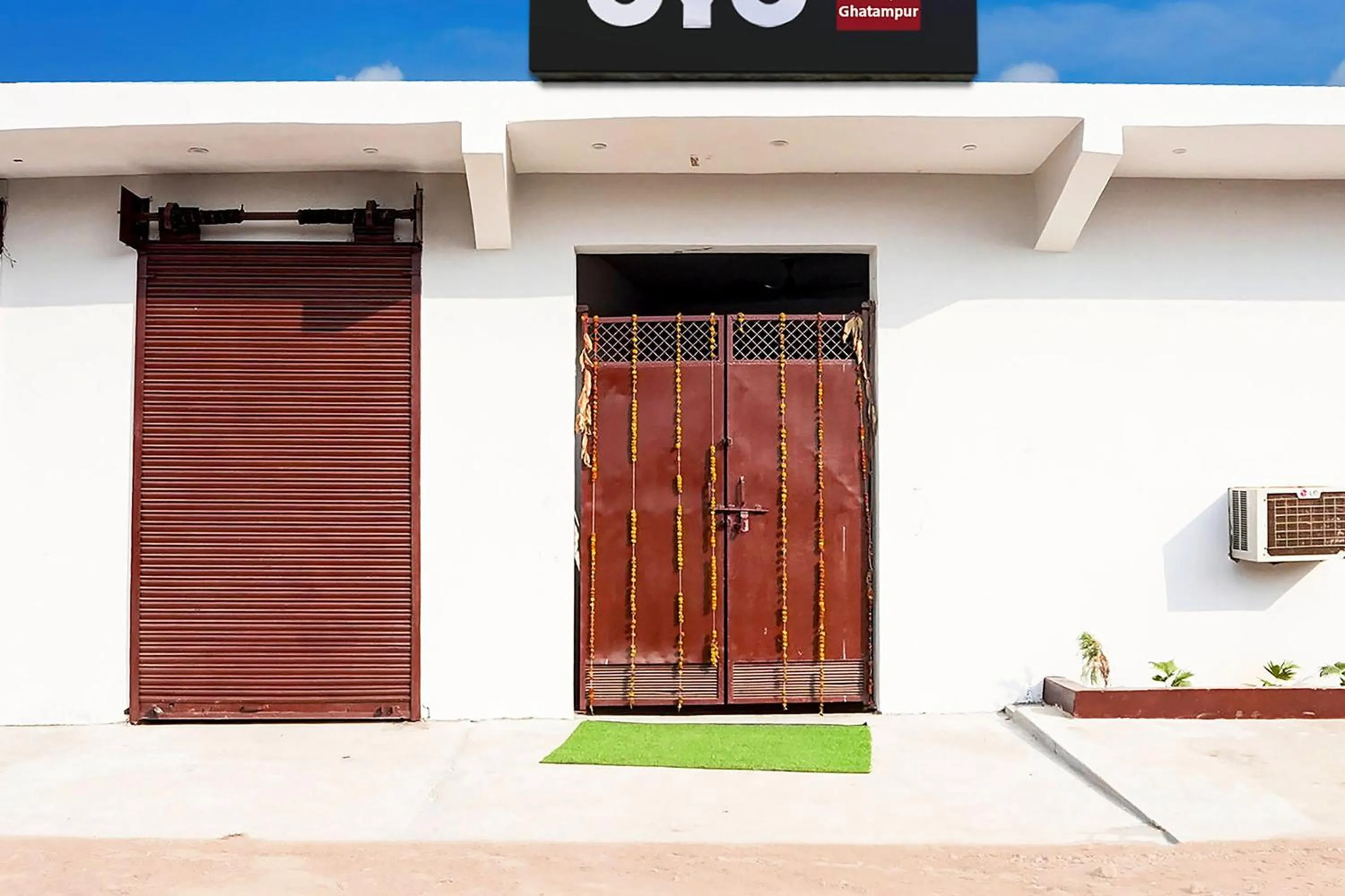 Facade/entrance in SPOT ON by OYO Hotel Lakshya Ghatampur