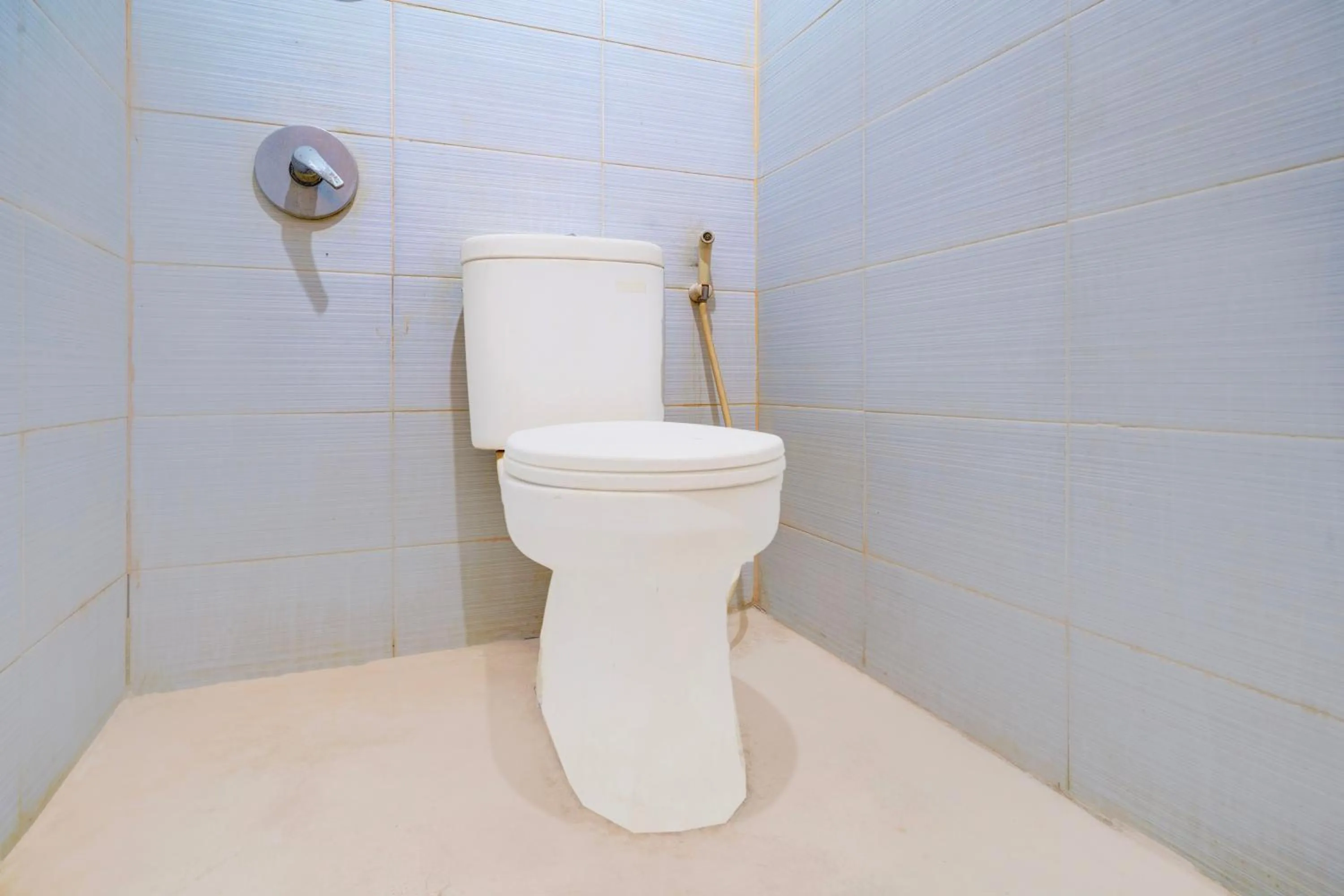 Bathroom in Collection O Cirebon Near Grage Mall Cirebon Formerly Rumah Suka