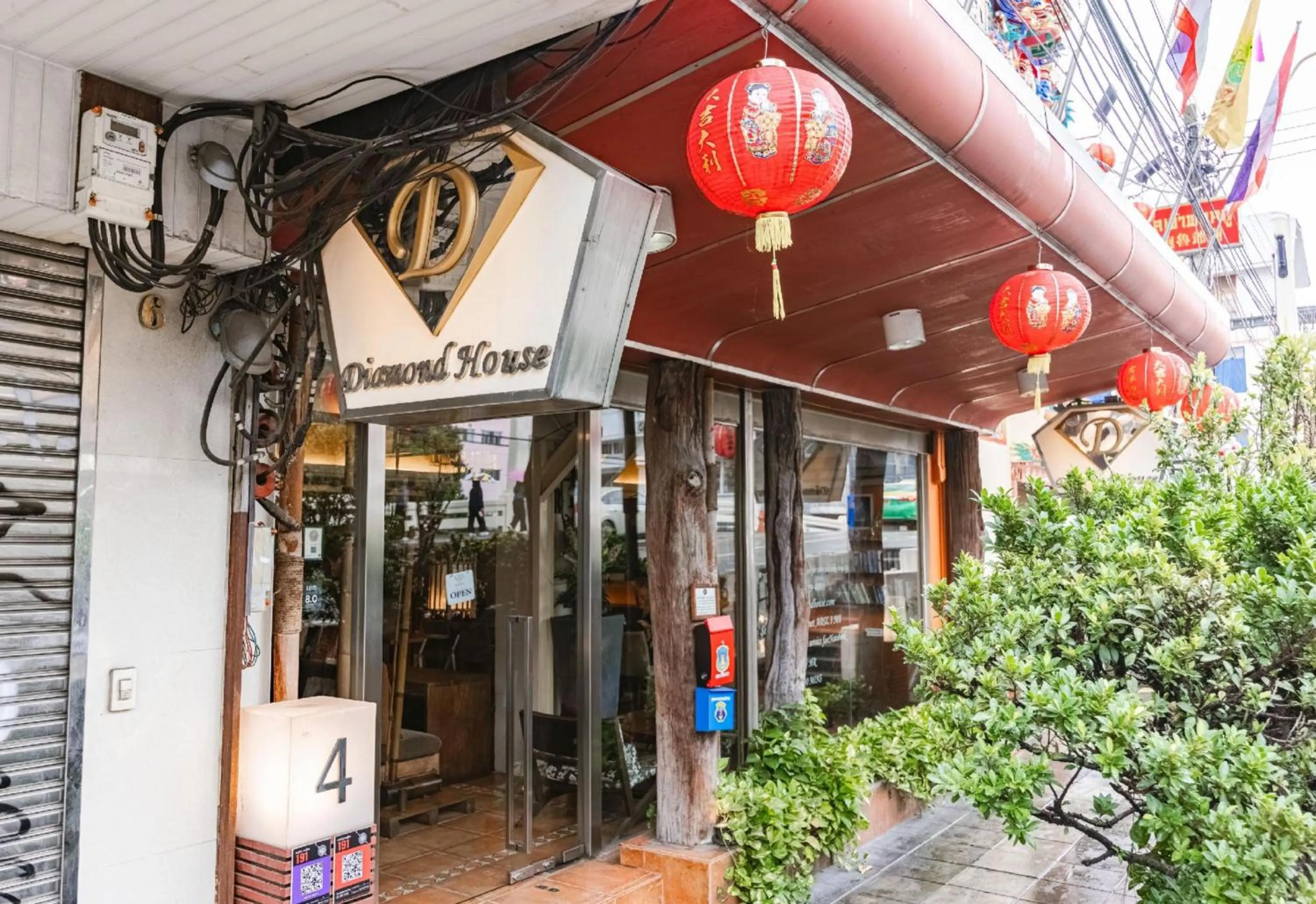 Restaurant/places to eat in Collection O Diamond House Khaosan