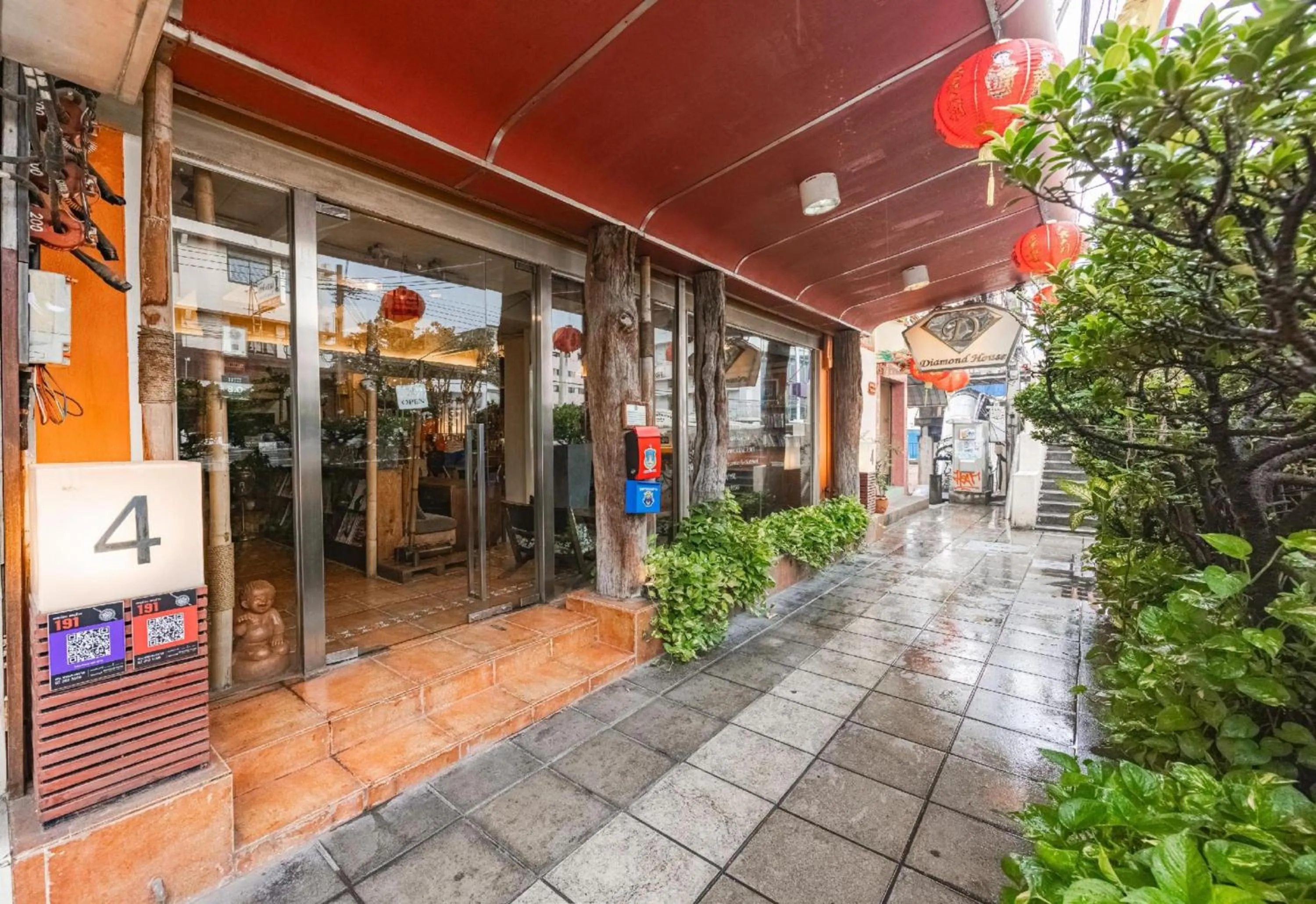 Restaurant/places to eat in Collection O Diamond House Khaosan