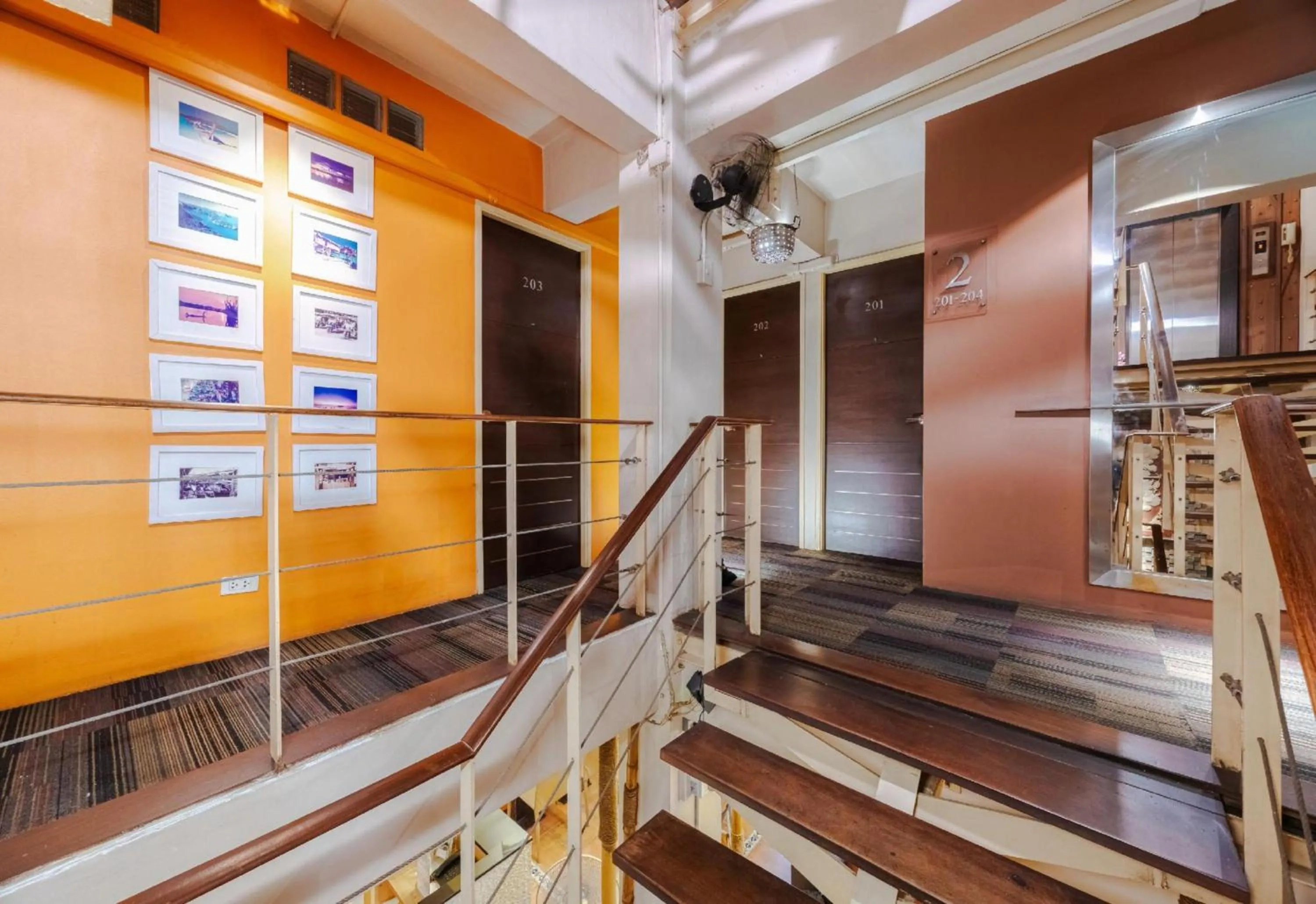 elevator in Collection O Diamond House Khaosan