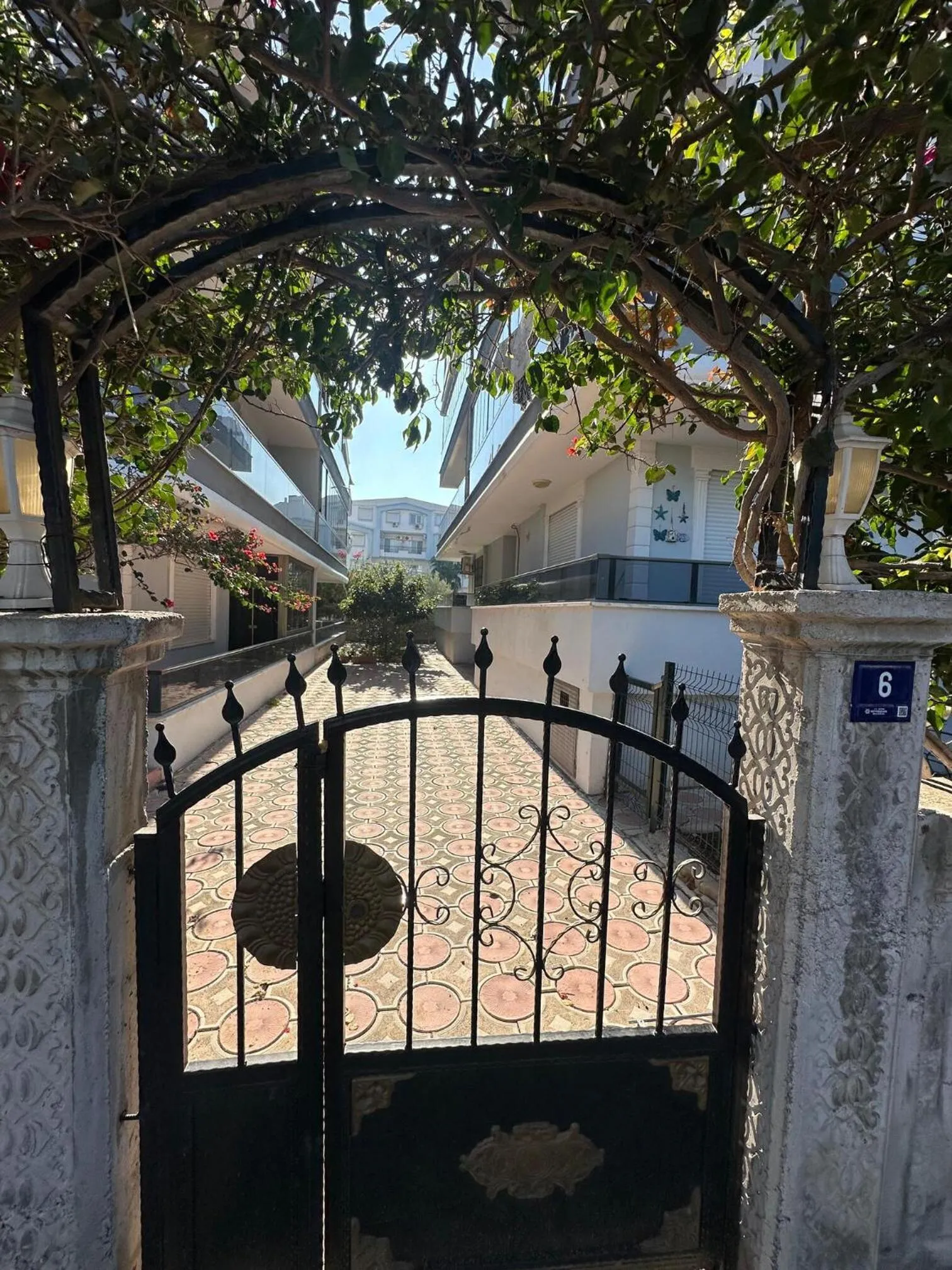 Property building in Mavi Restaurant & Apartments 1