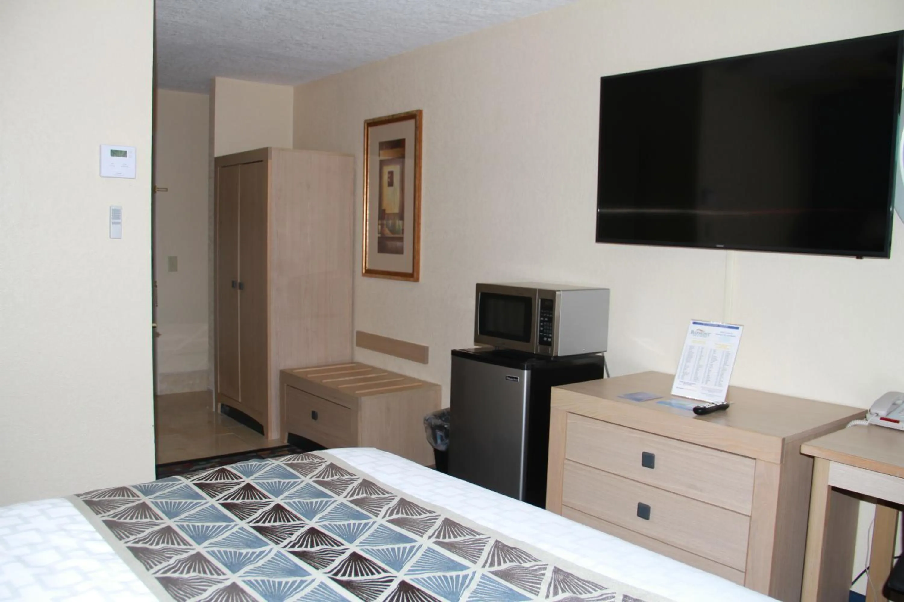 Communal lounge/ TV room, Bed in Baymont by Wyndham Stevens Point