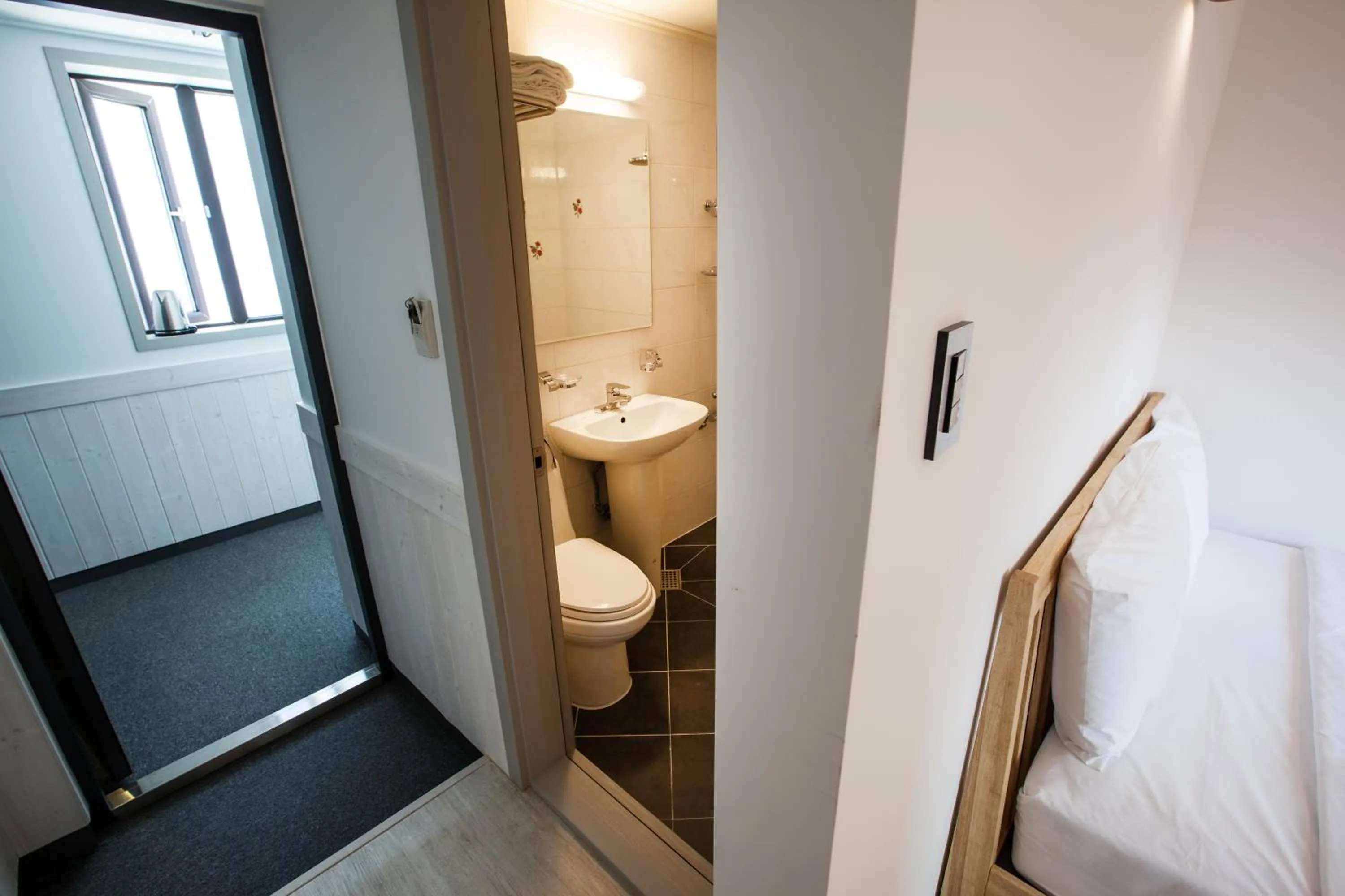 Bathroom, Bed in Petercat Hotel Shinchon