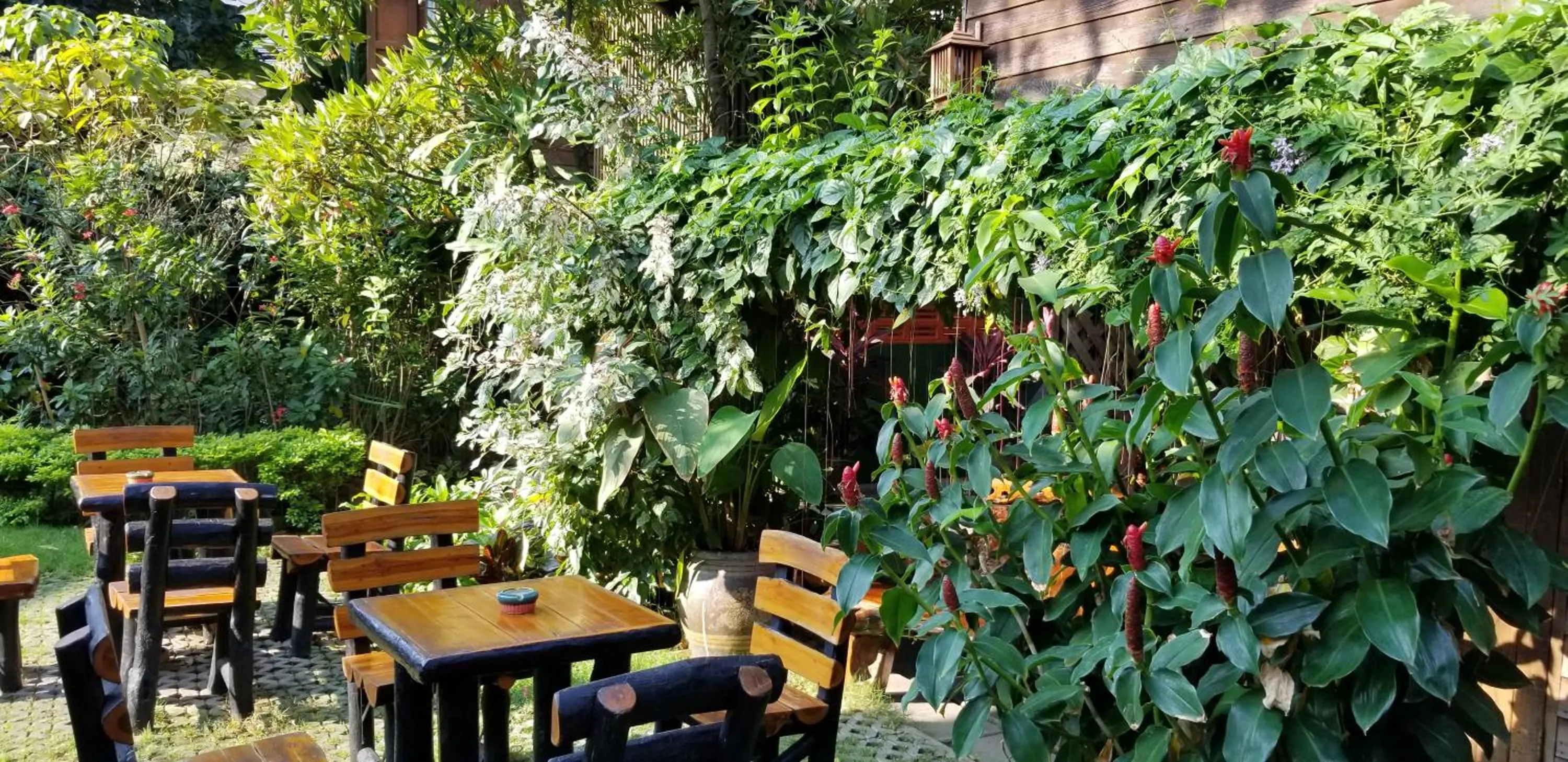 Restaurant/places to eat in Siriwan Hostel