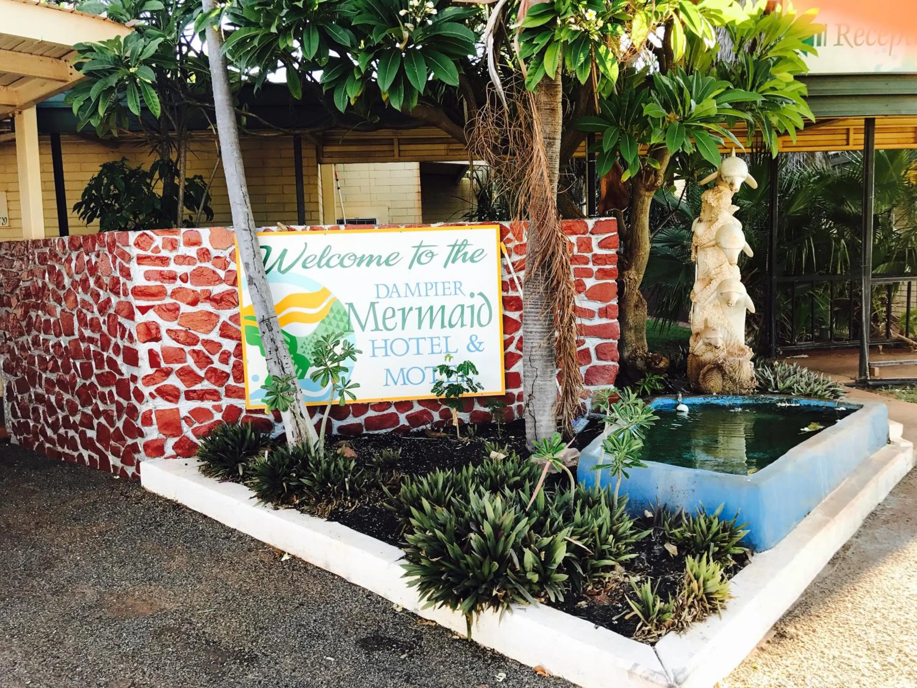 Facade/entrance in Dampier Mermaid Hotel Karratha