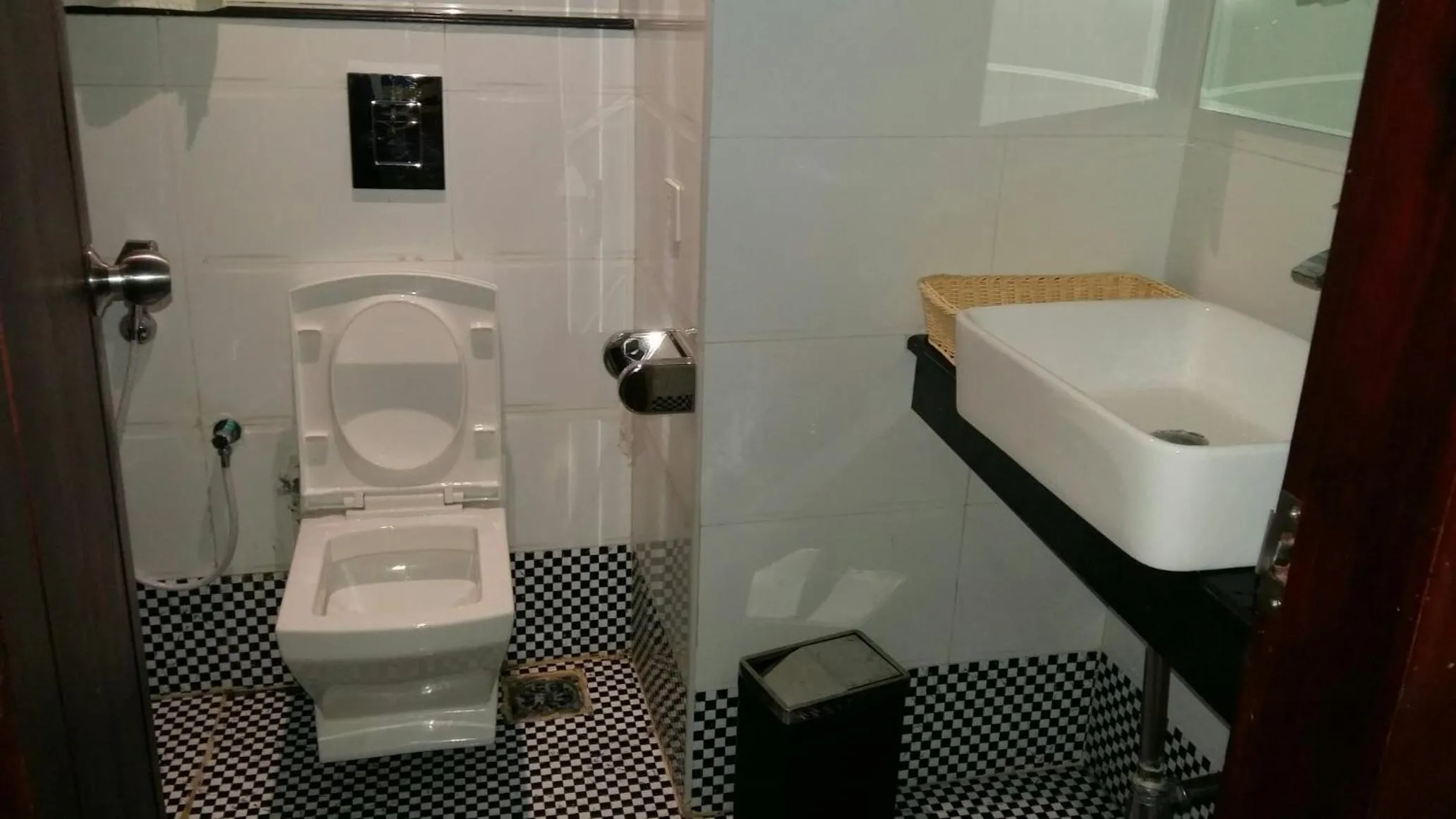 Bathroom in Gokulam Park Munnar