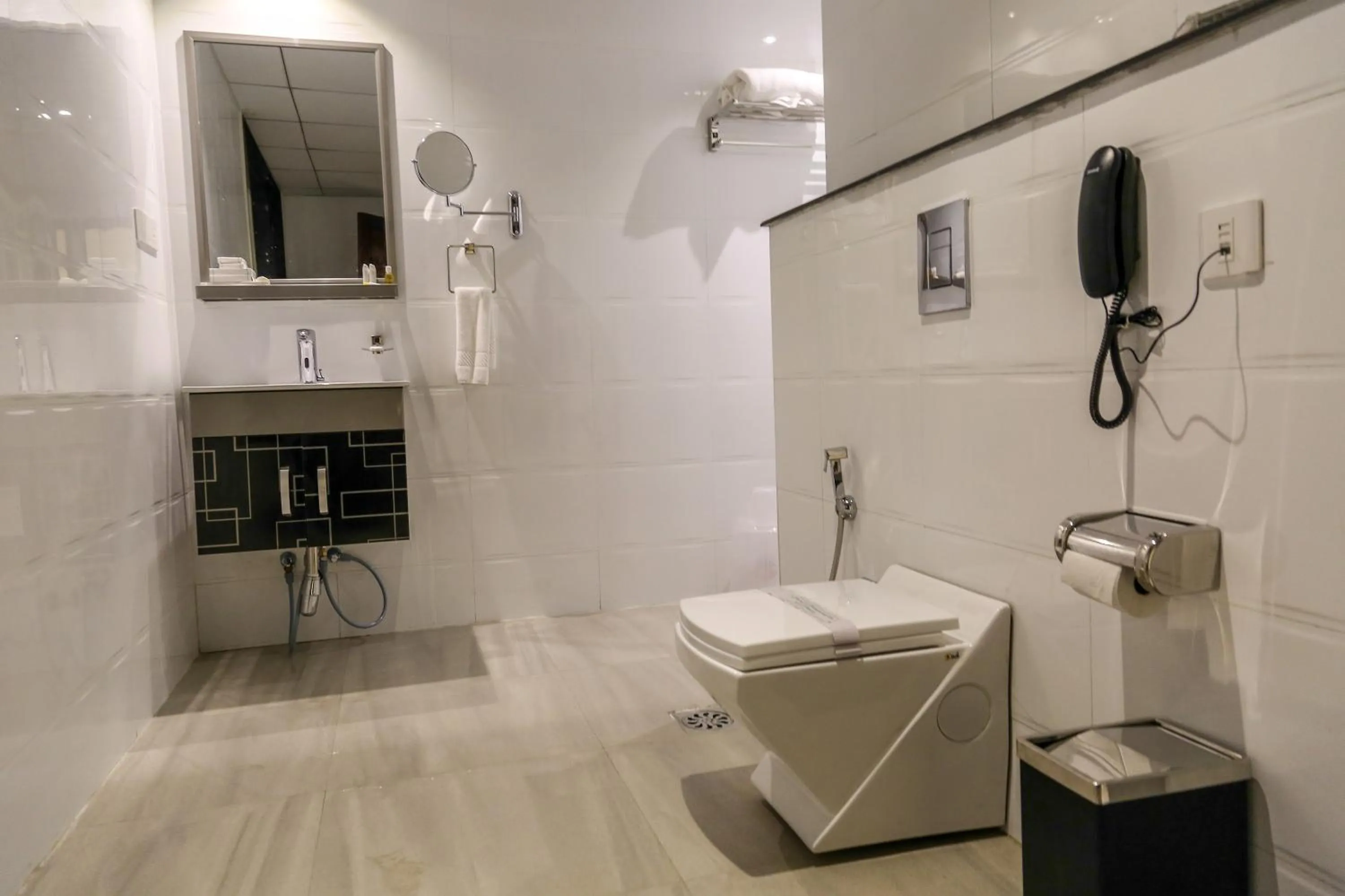 Bathroom in Gokulam Park Munnar