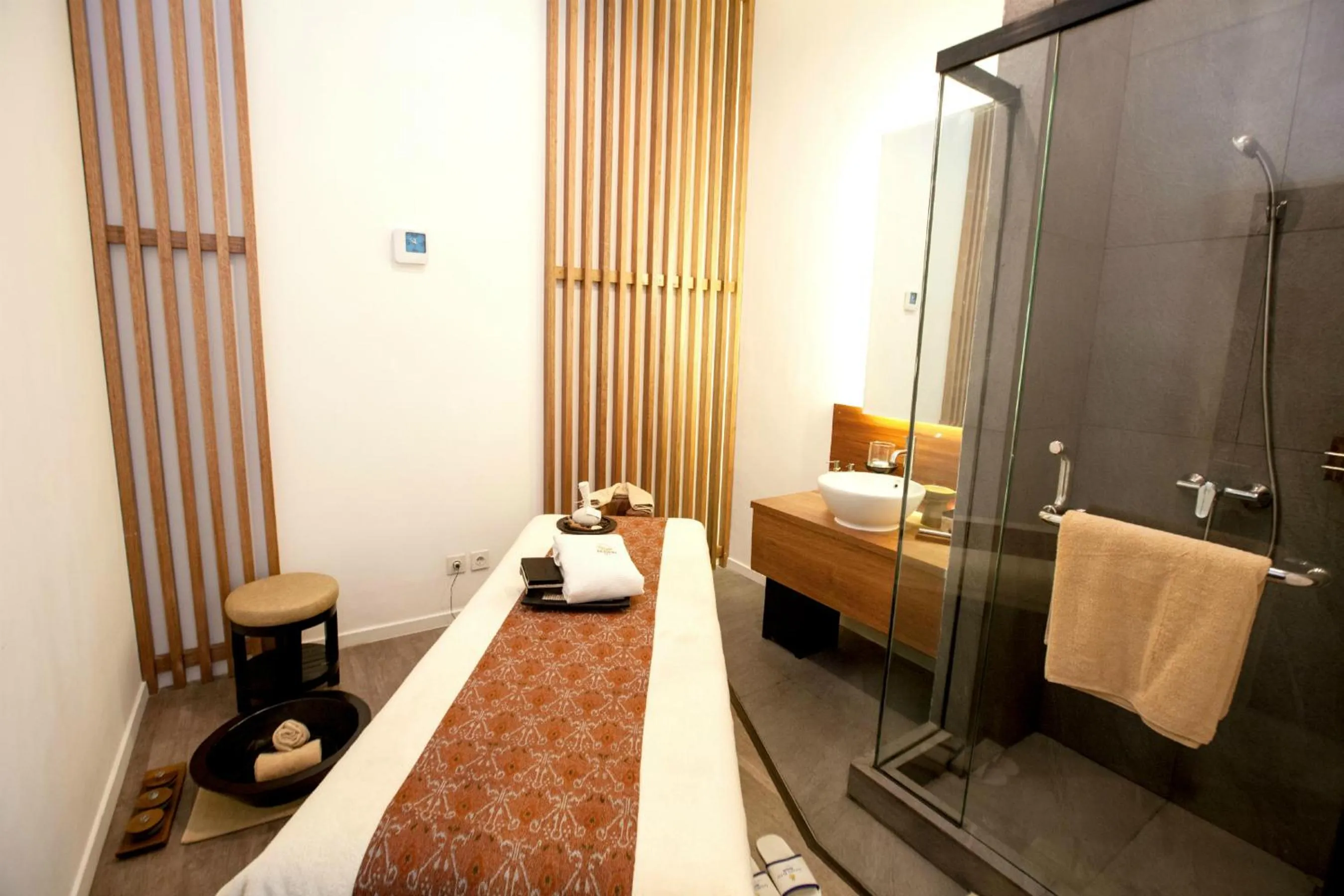 Massage, Bed in Golden Tulip Pontianak