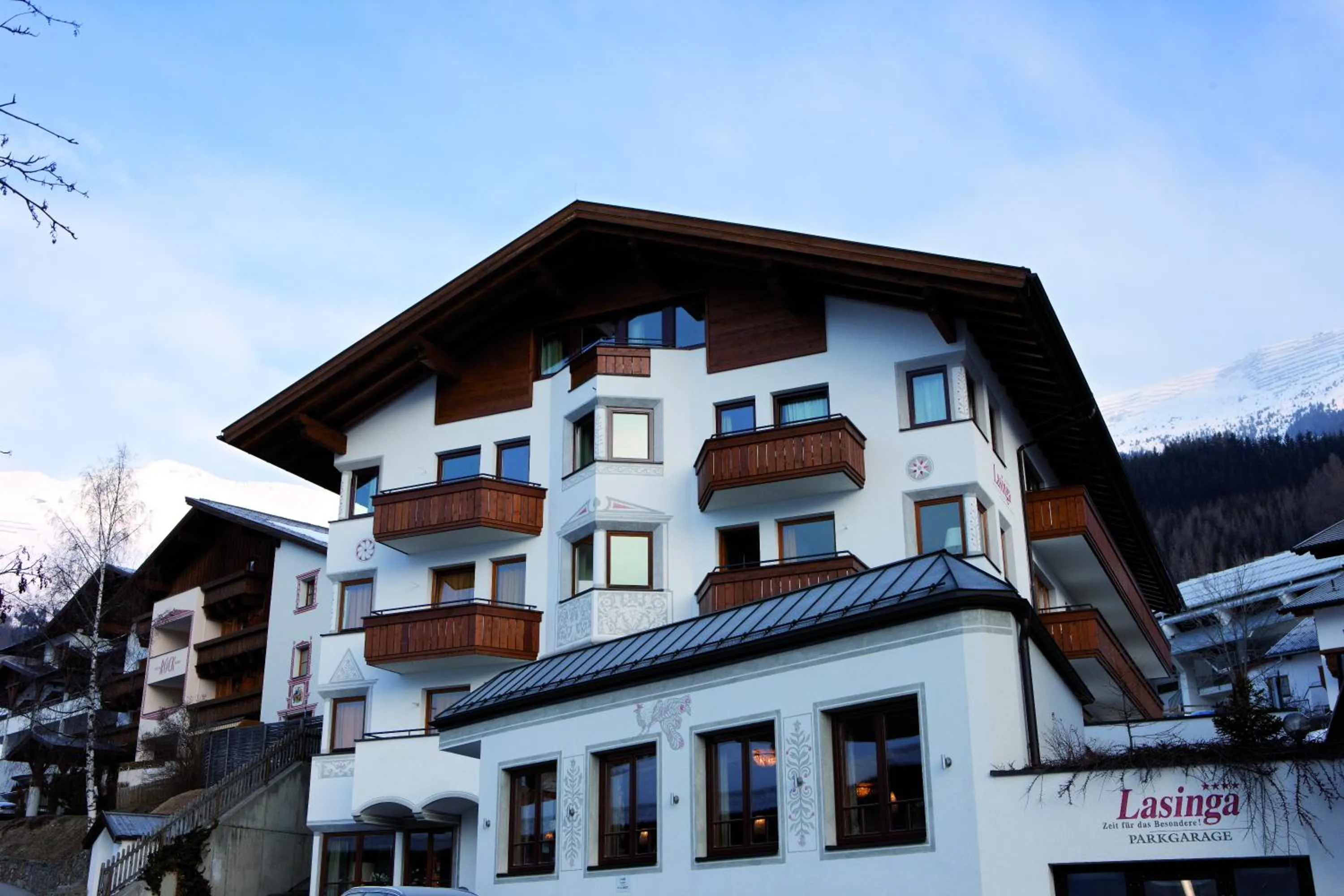 Facade/entrance in Lasinga