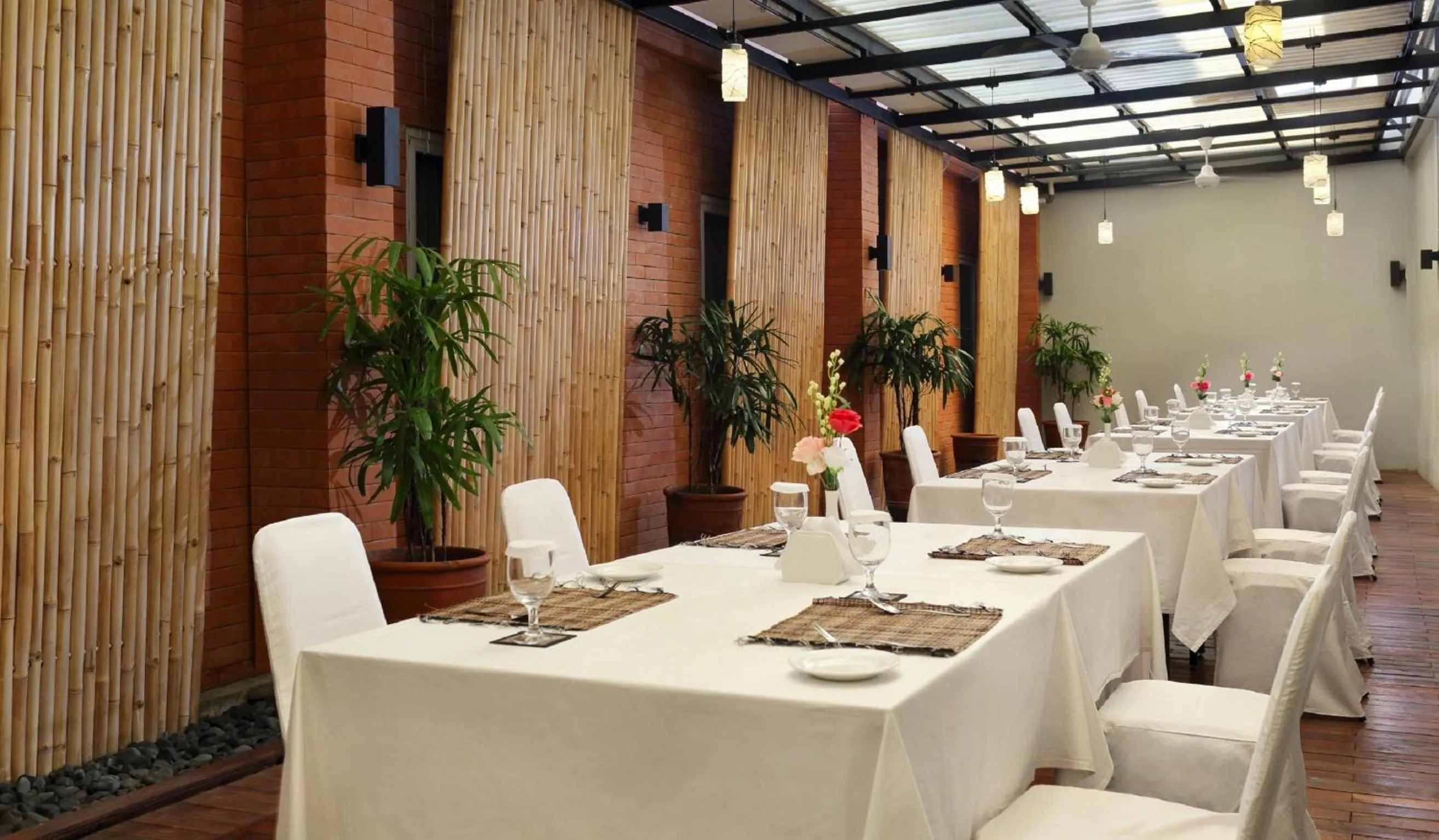 Restaurant/places to eat in Zizz Convention Hotel