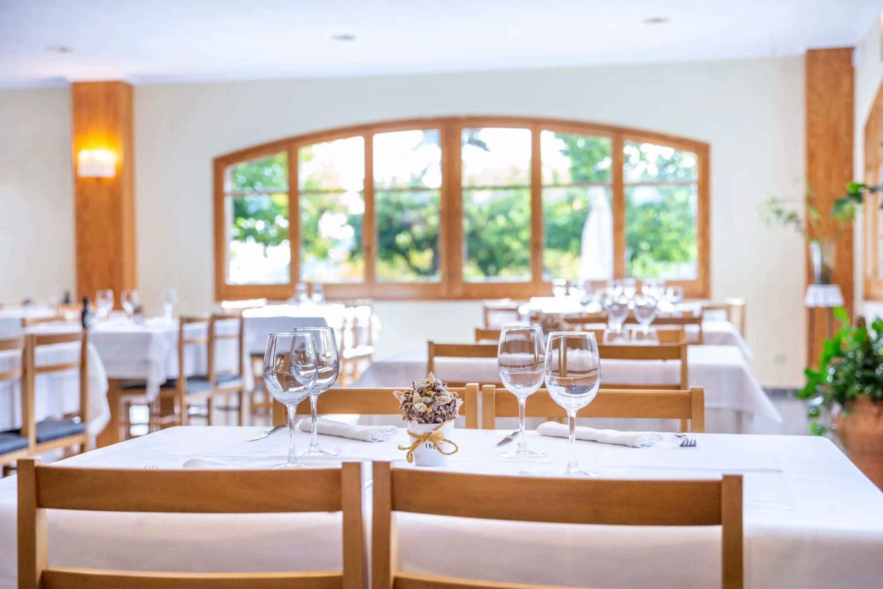 Restaurant/places to eat in Hostal Montserrat