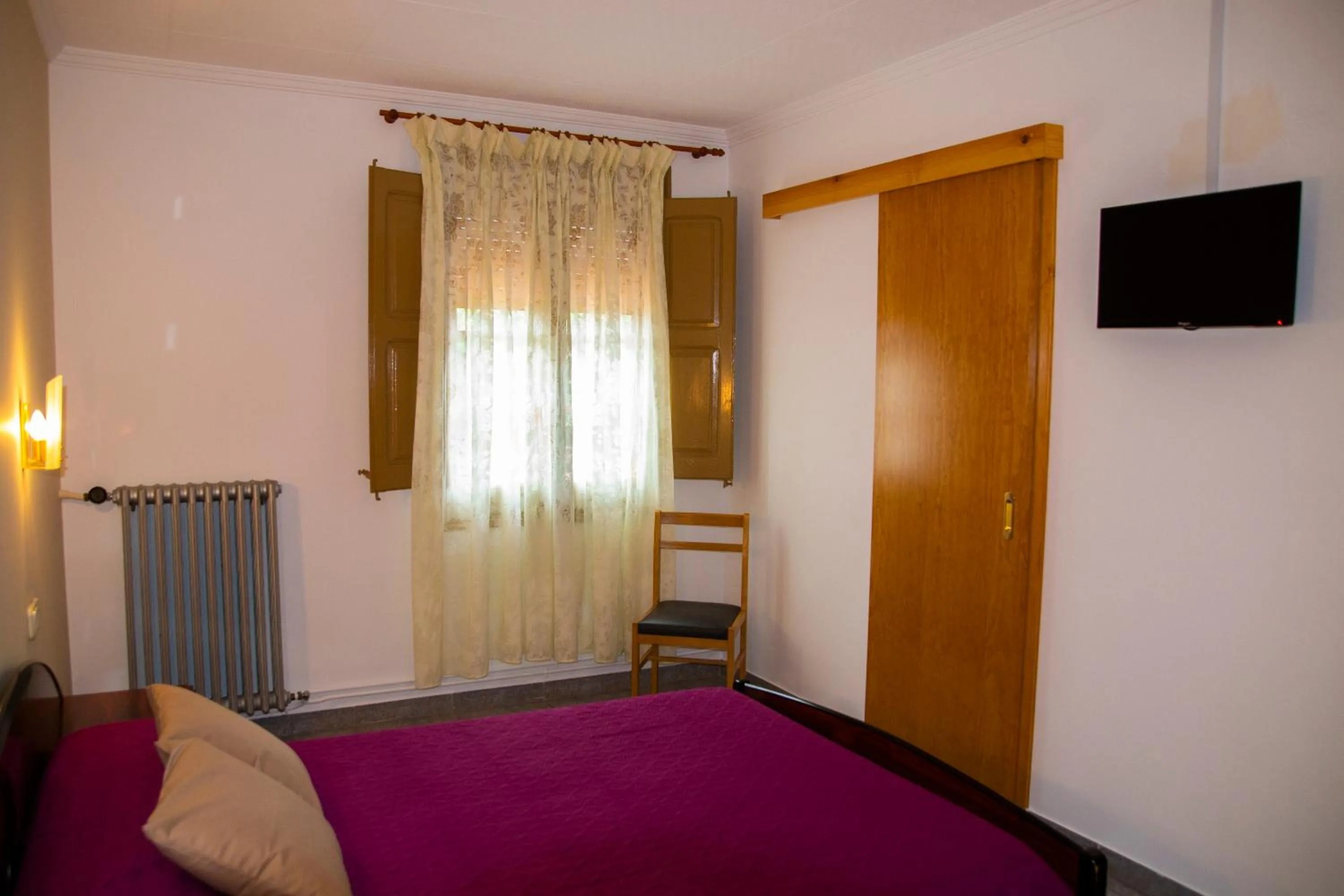 TV and multimedia, Bed in Hostal Montserrat