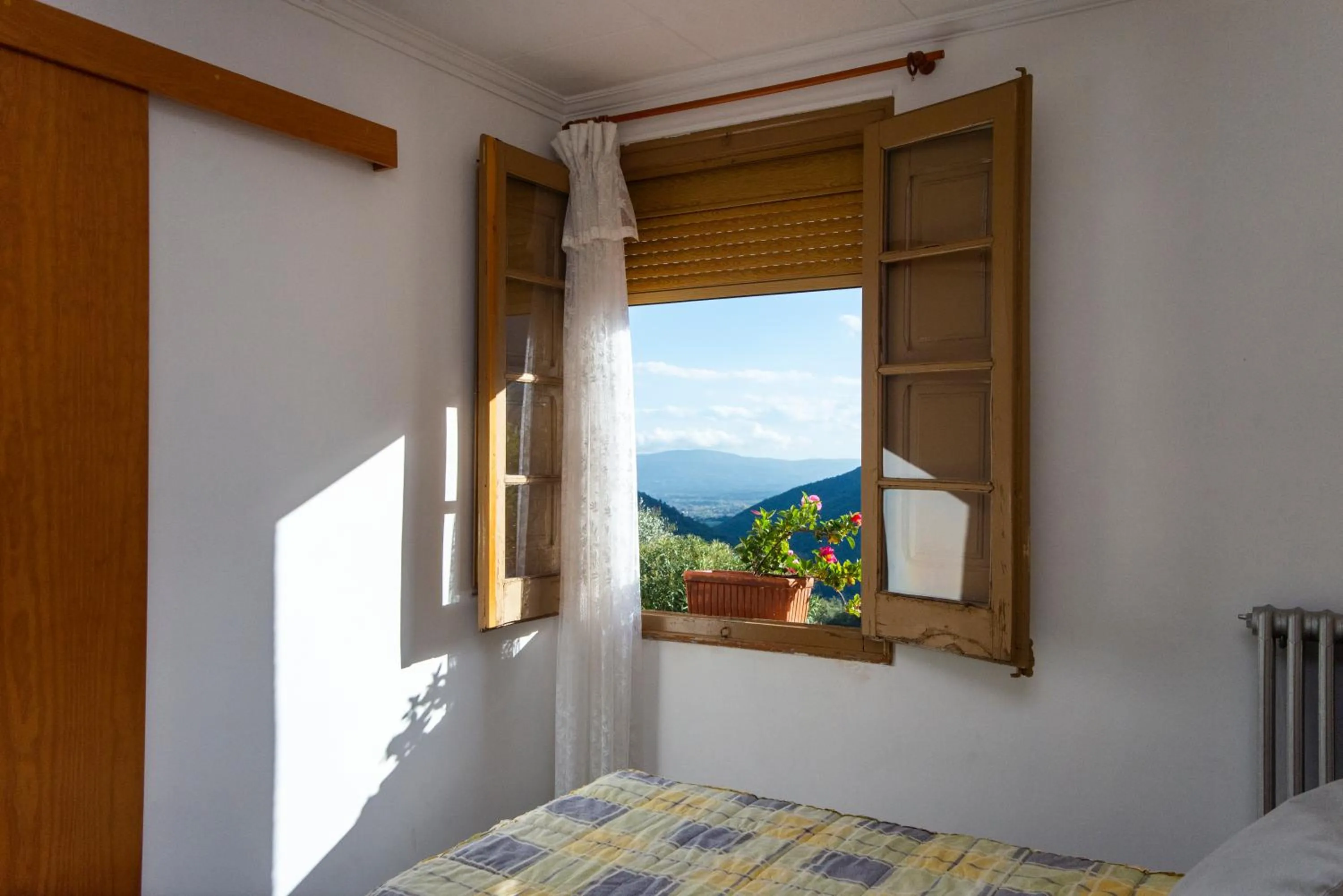 Mountain view, Bed in Hostal Montserrat
