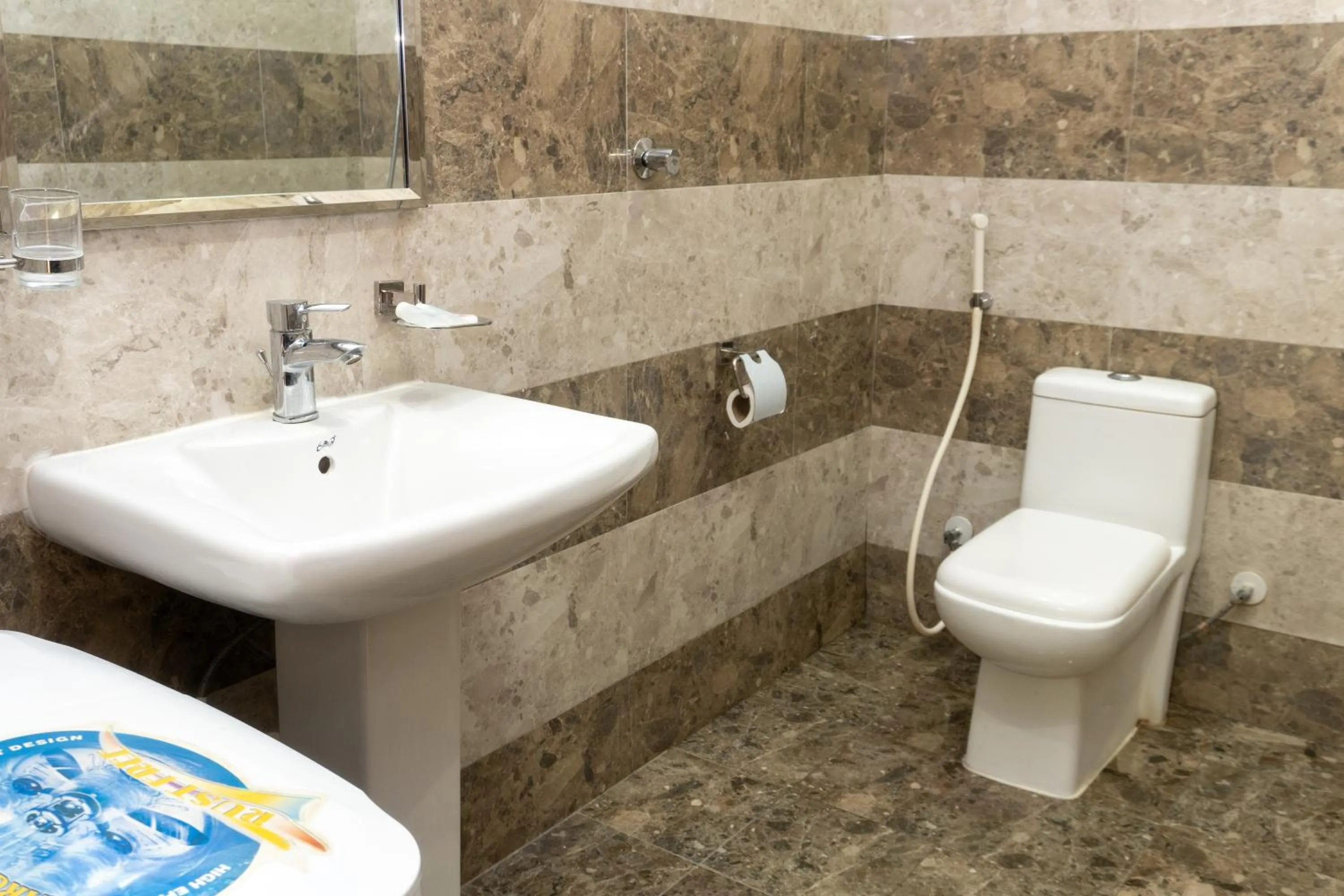 Shower in Dyar Sultana - 10 Mins Drive to Al Masjed Al Nabwi