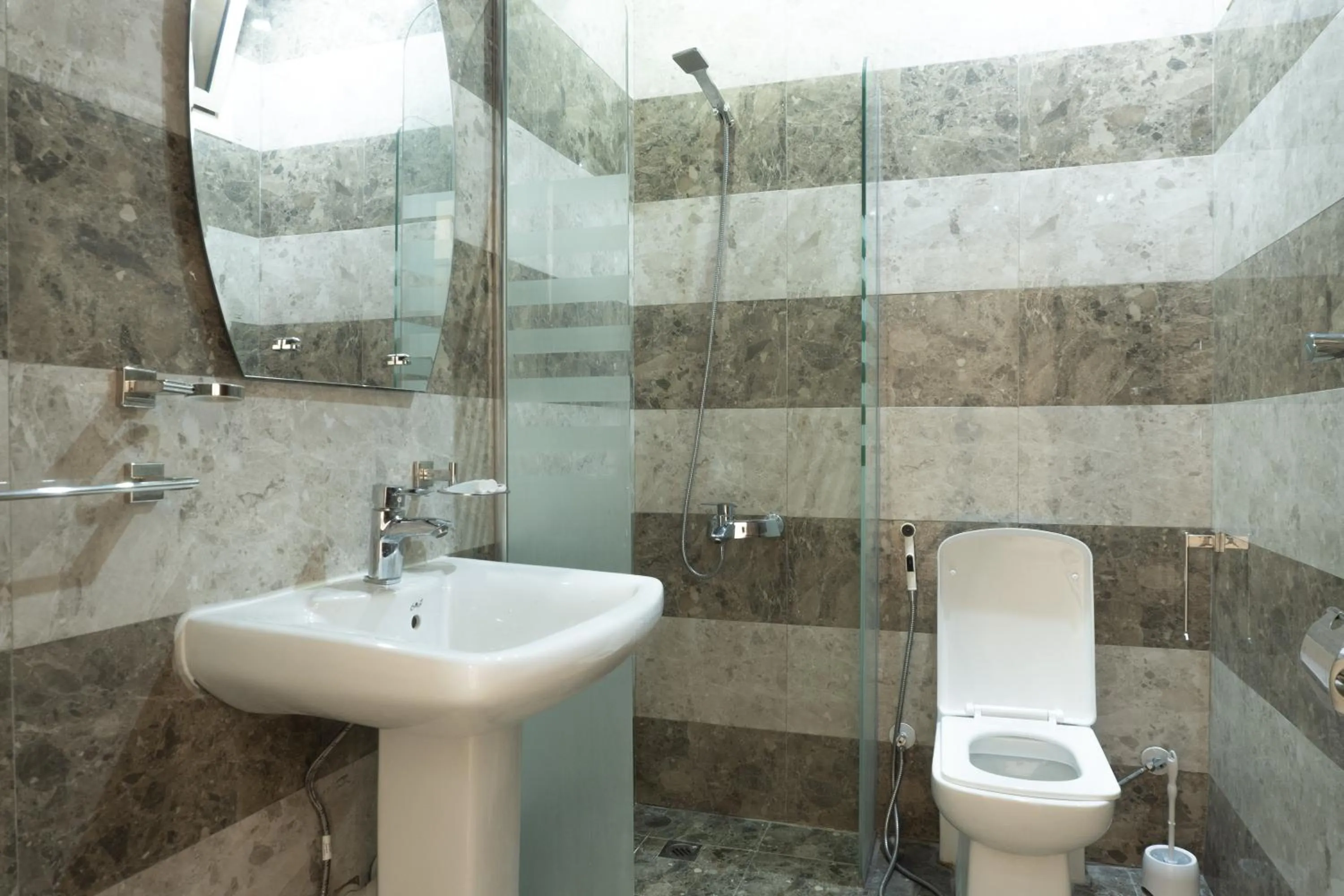 Shower in Dyar Sultana - 10 Mins Drive to Al Masjed Al Nabwi