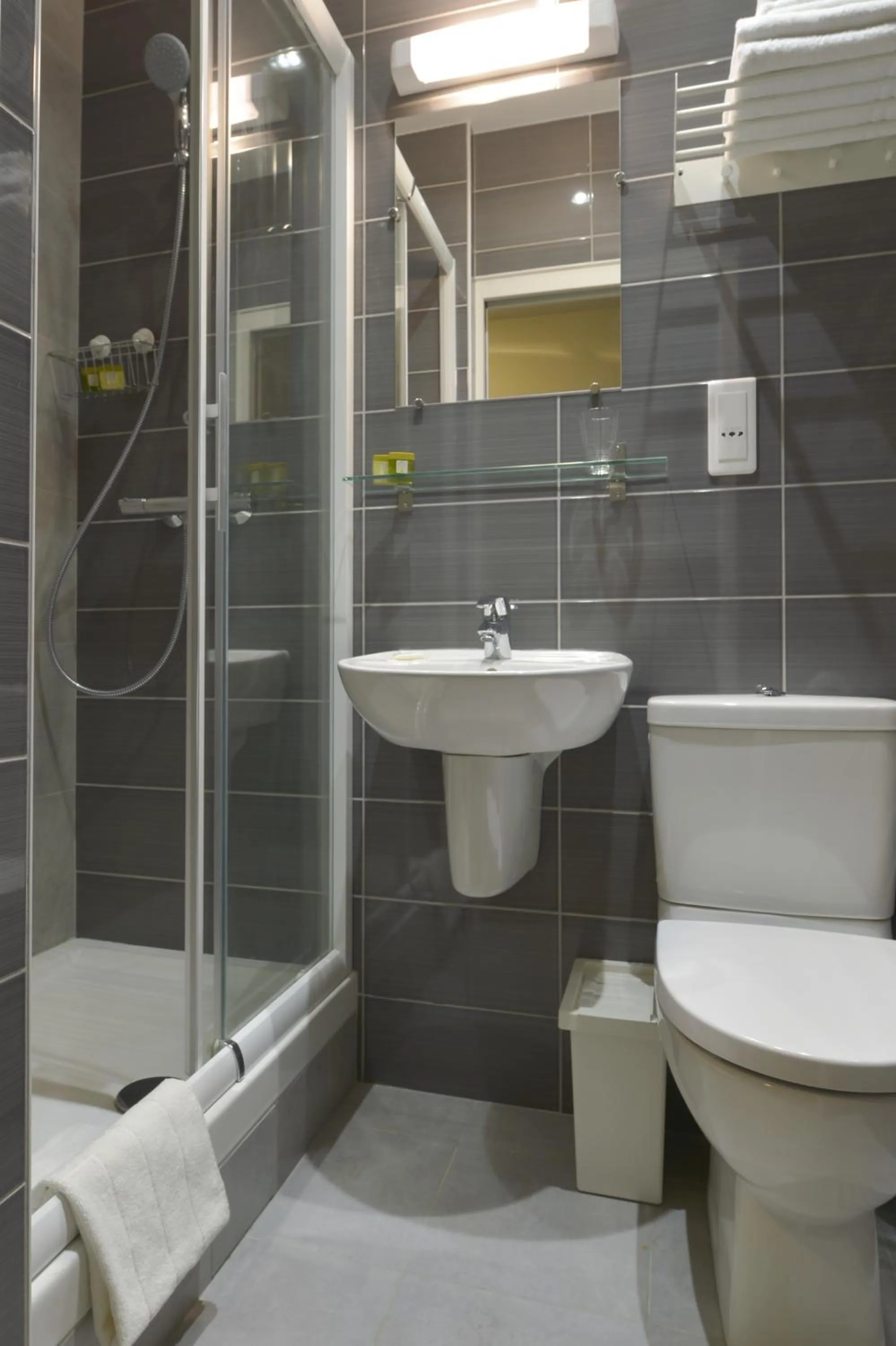 Shower in Hôtel du Quai de Seine