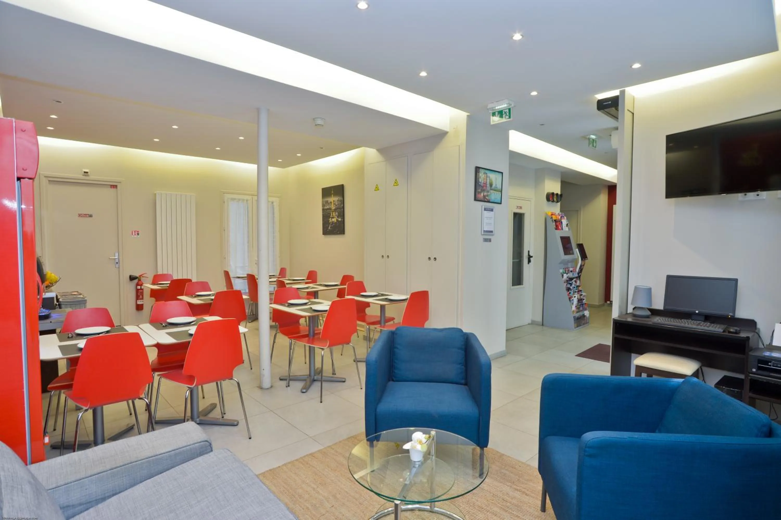 Communal lounge/ TV room in Hôtel du Quai de Seine