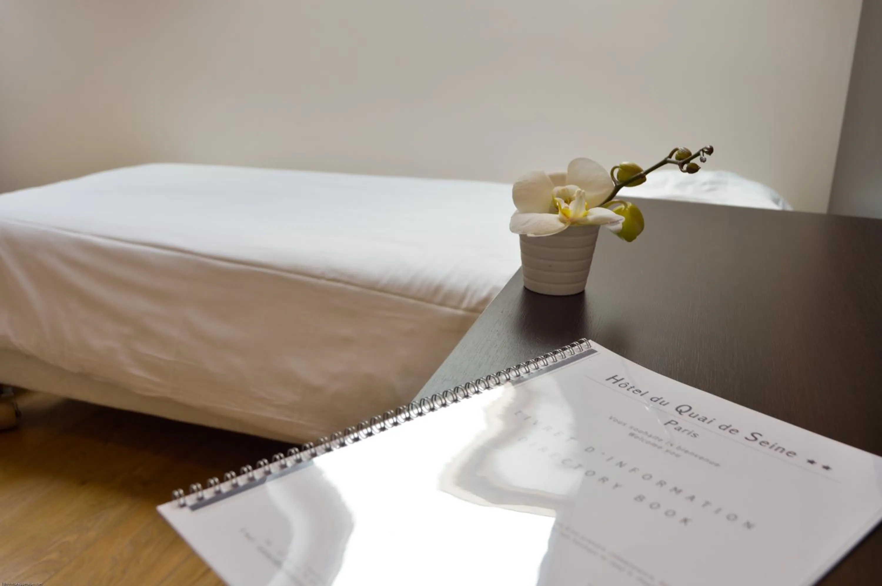 Text overlay, Bed in Hôtel du Quai de Seine