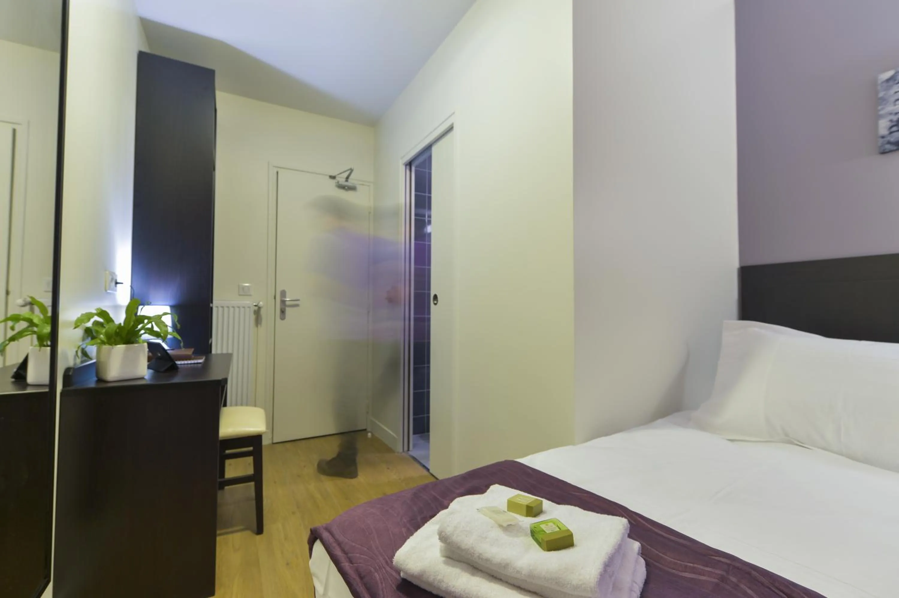 Bedroom, Bed in Hôtel du Quai de Seine