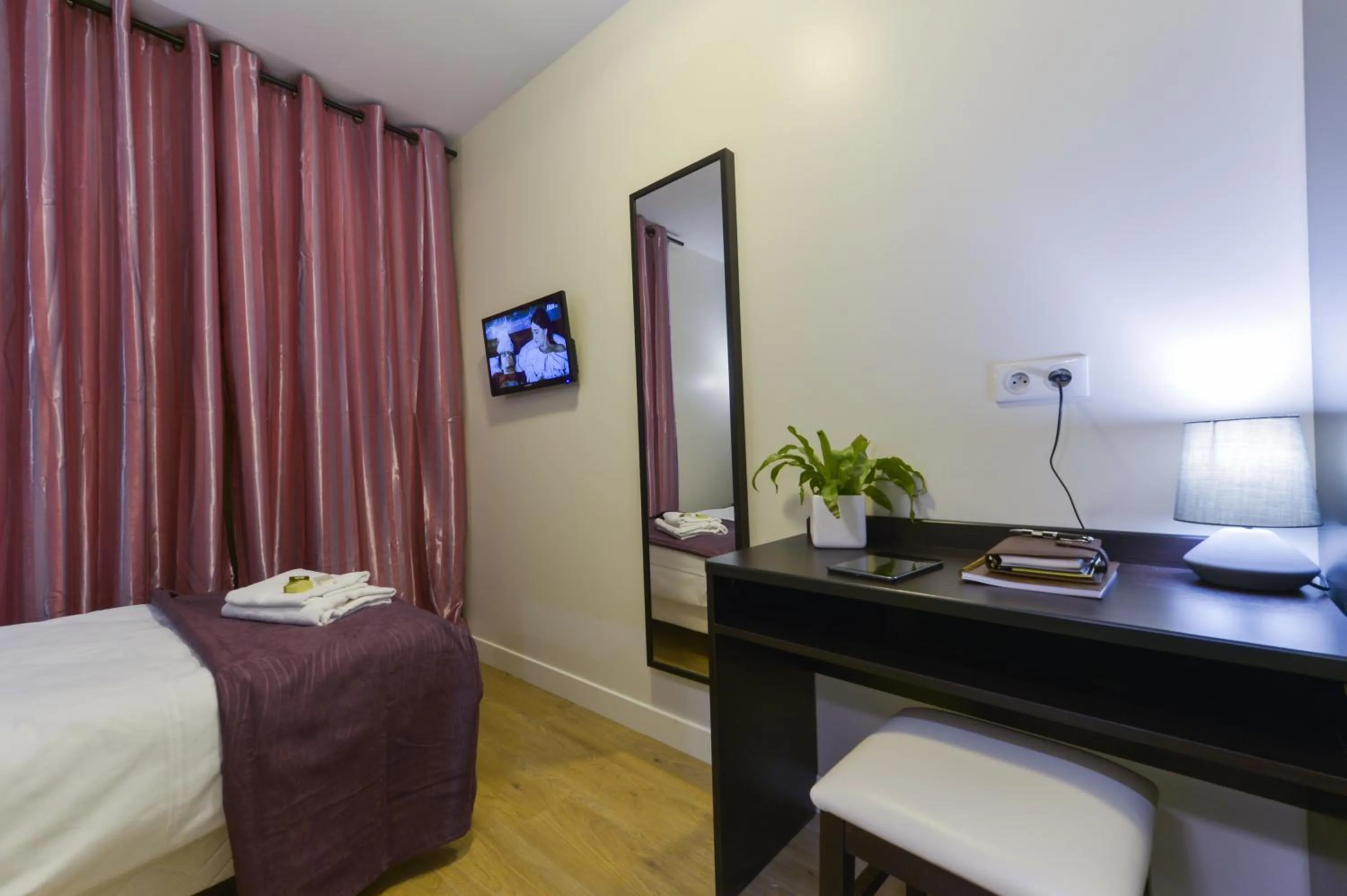 Seating area, Bed in Hôtel du Quai de Seine