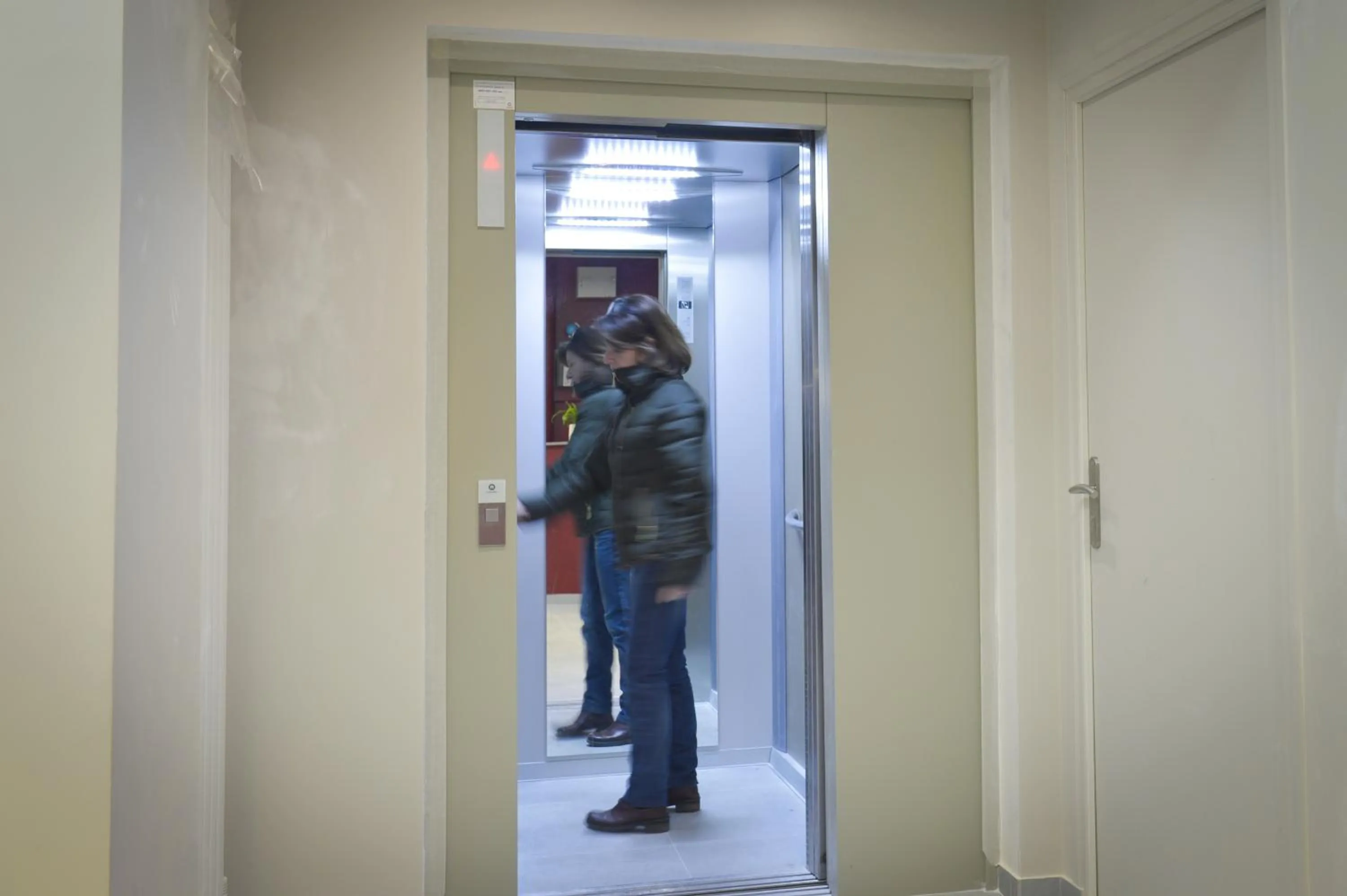 People in Hôtel du Quai de Seine