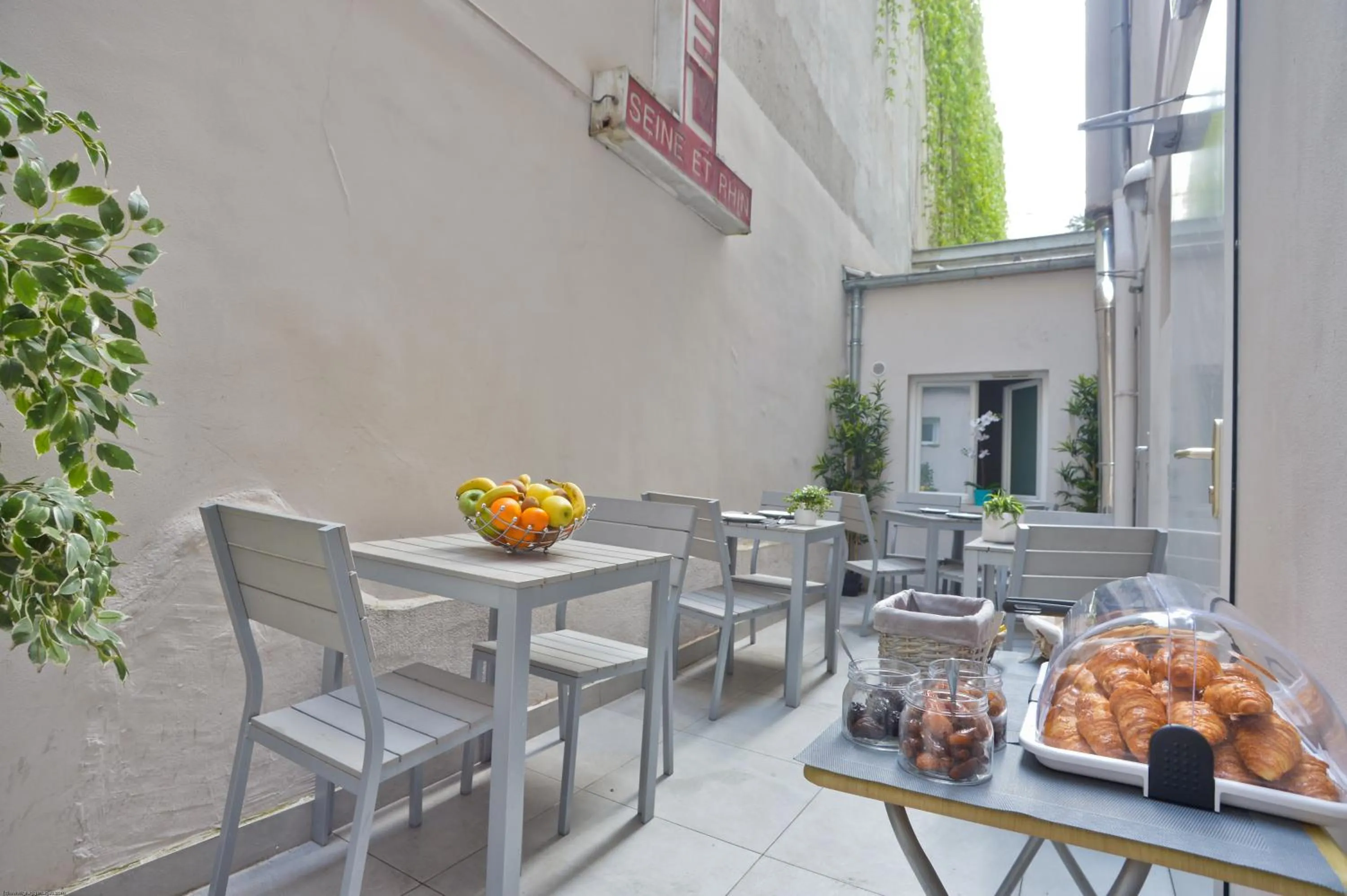 Patio in Hôtel du Quai de Seine
