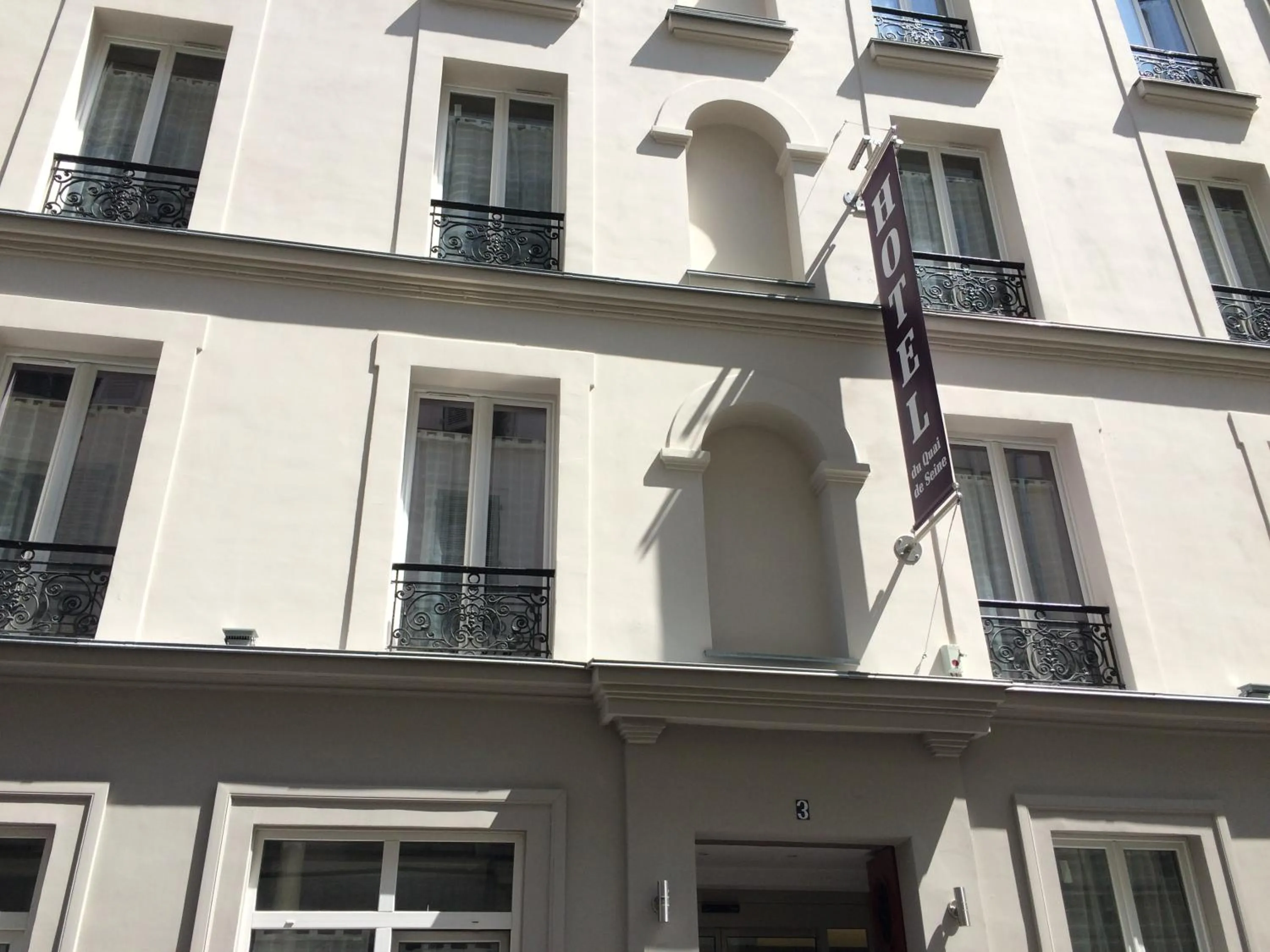 Property building in Hôtel du Quai de Seine