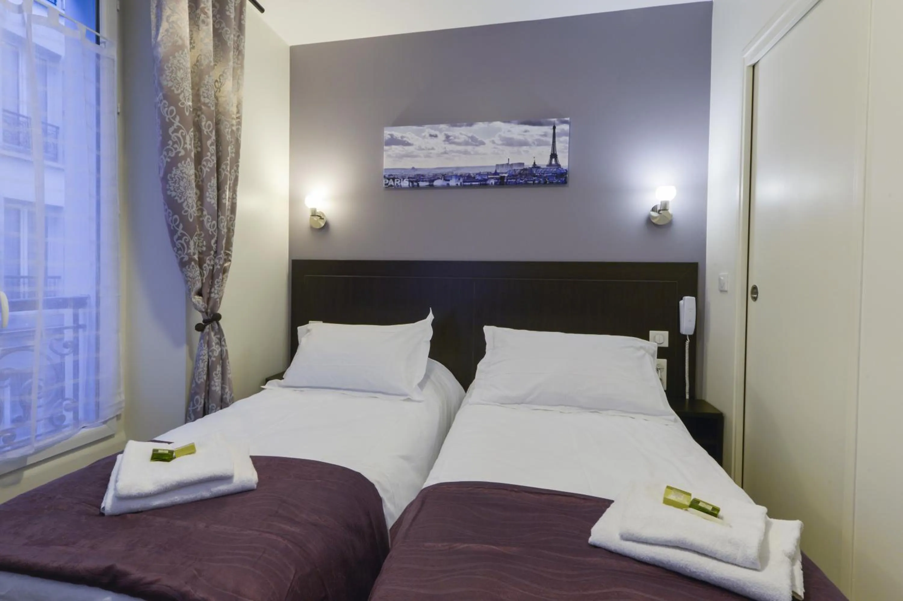 Bed in Hôtel du Quai de Seine