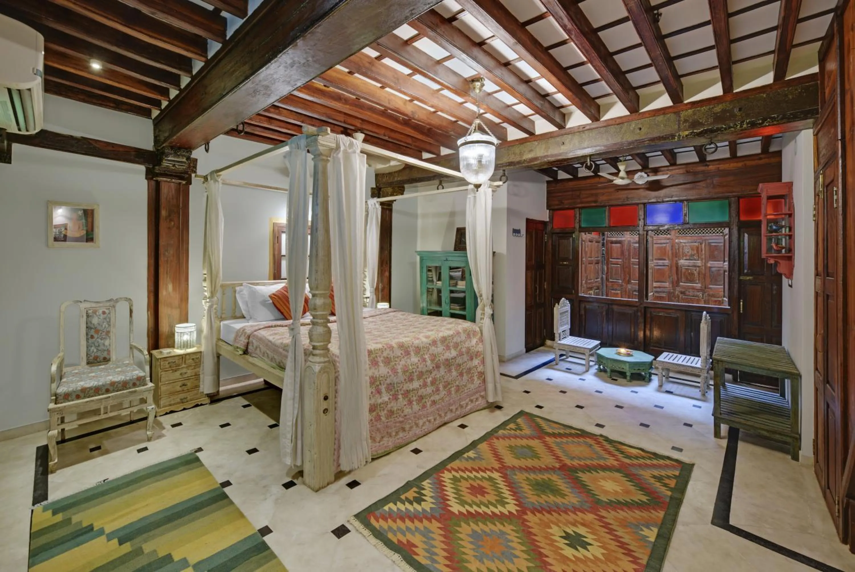 Bed in Dodhia Haveli