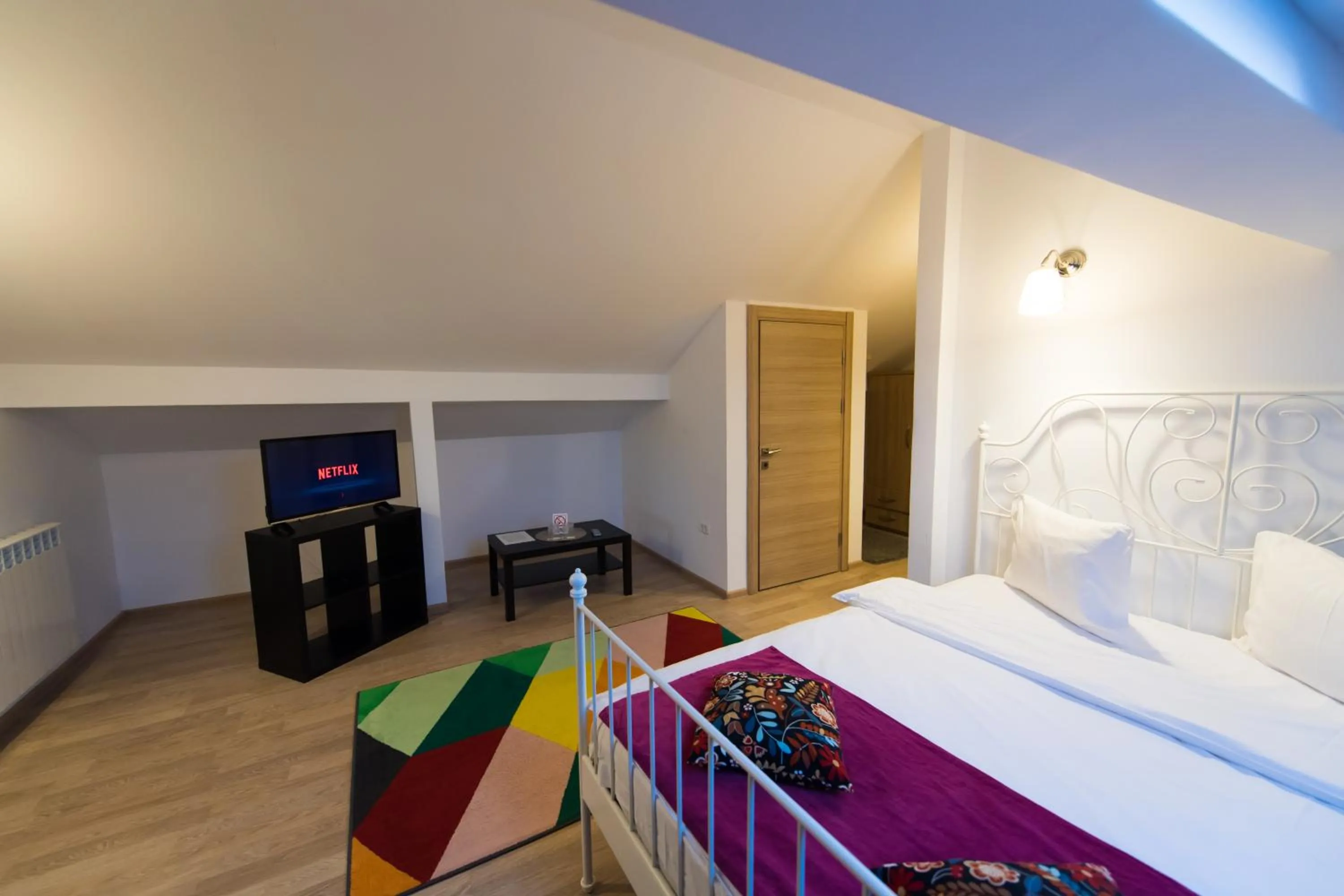 Bed in Pensiunea Puiu