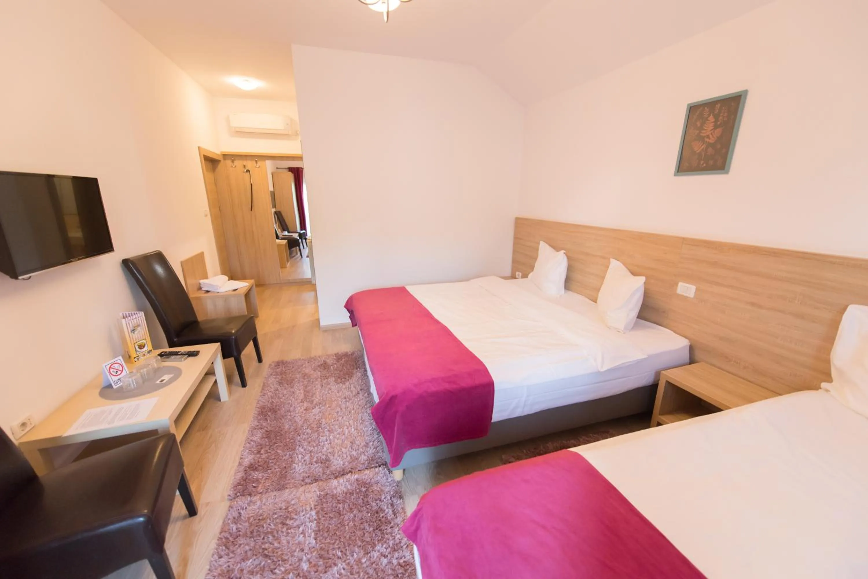 Bed in Pensiunea Puiu