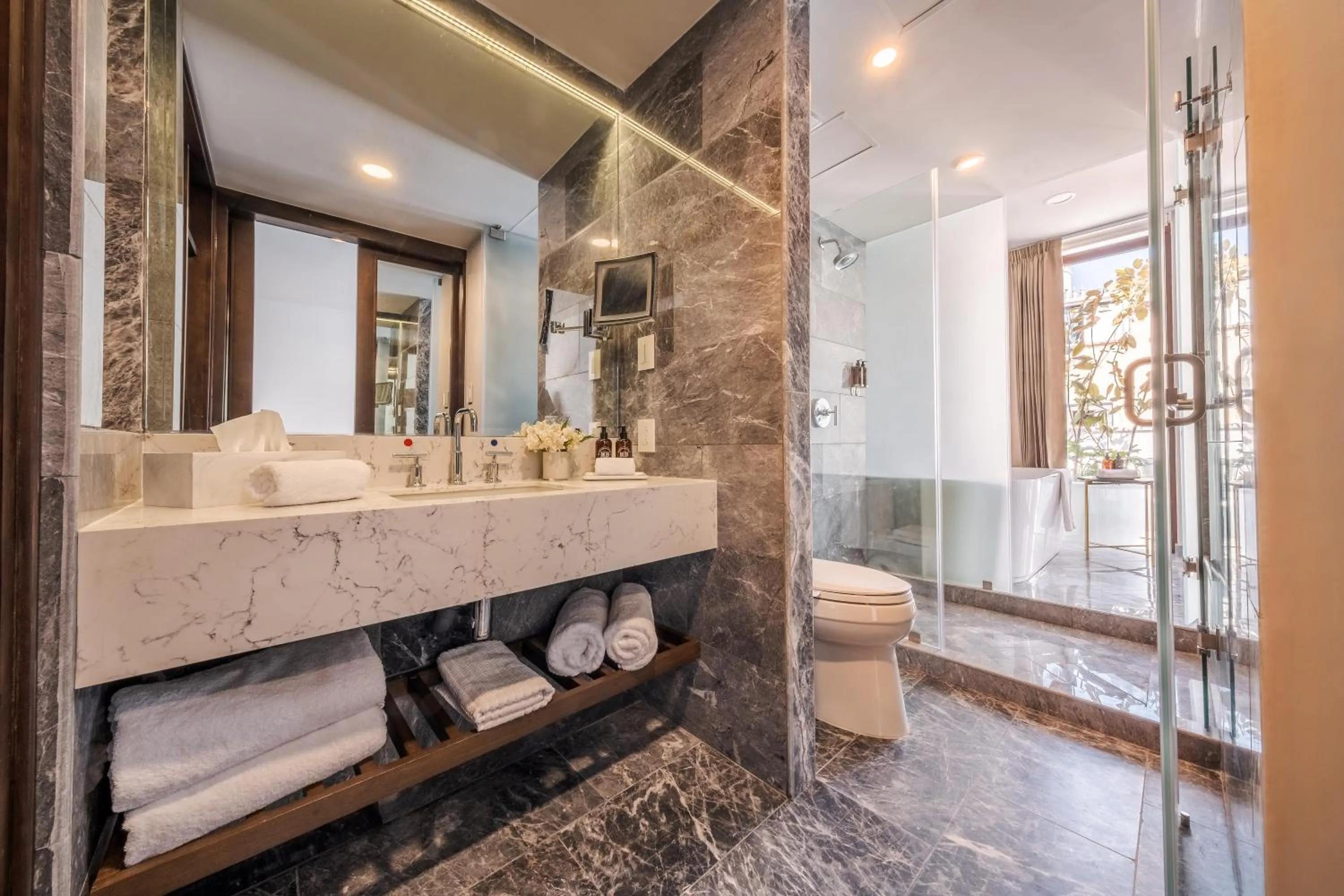 Shower in Casa Kloster Hotel Boutique