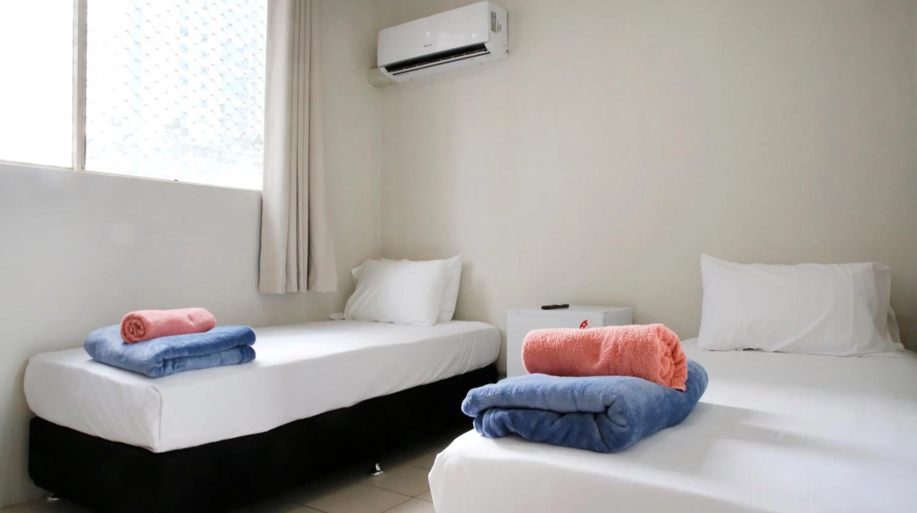 Bedroom, Bed in Breeze Inn Gold Coast