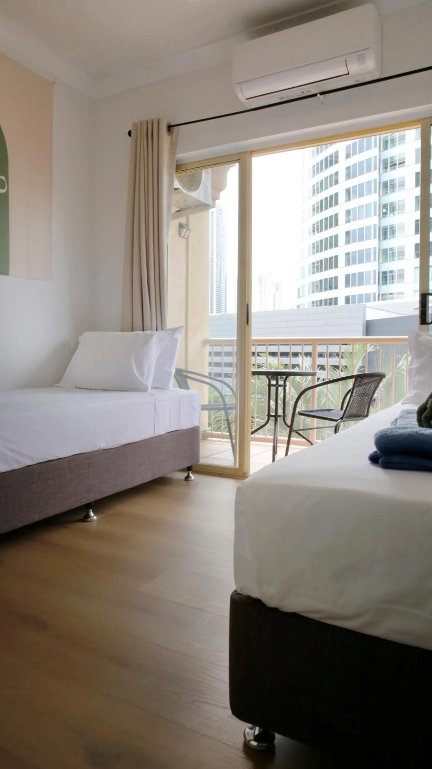 Bedroom, Bed in Breeze Inn Gold Coast