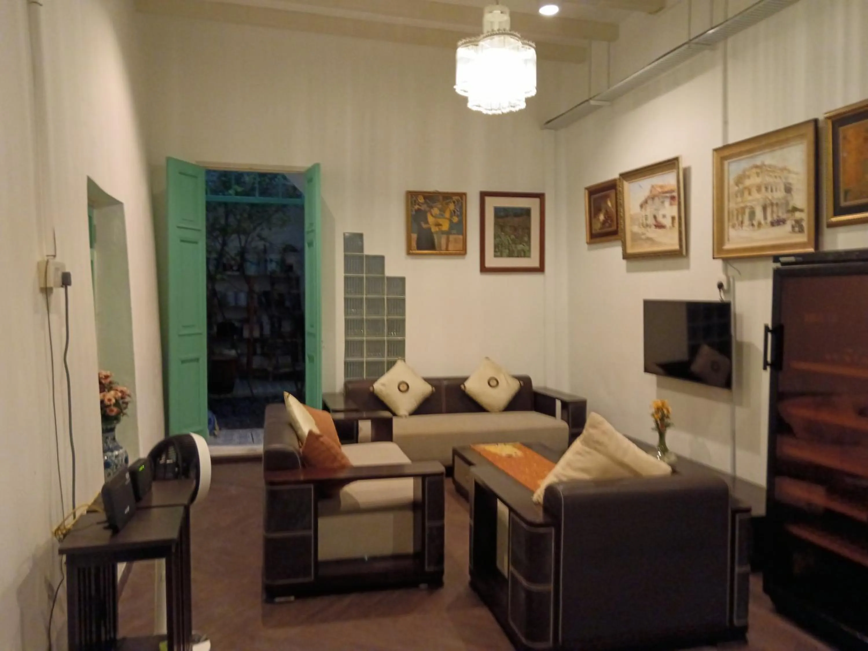 TV and multimedia in The Georgetown Green Gates