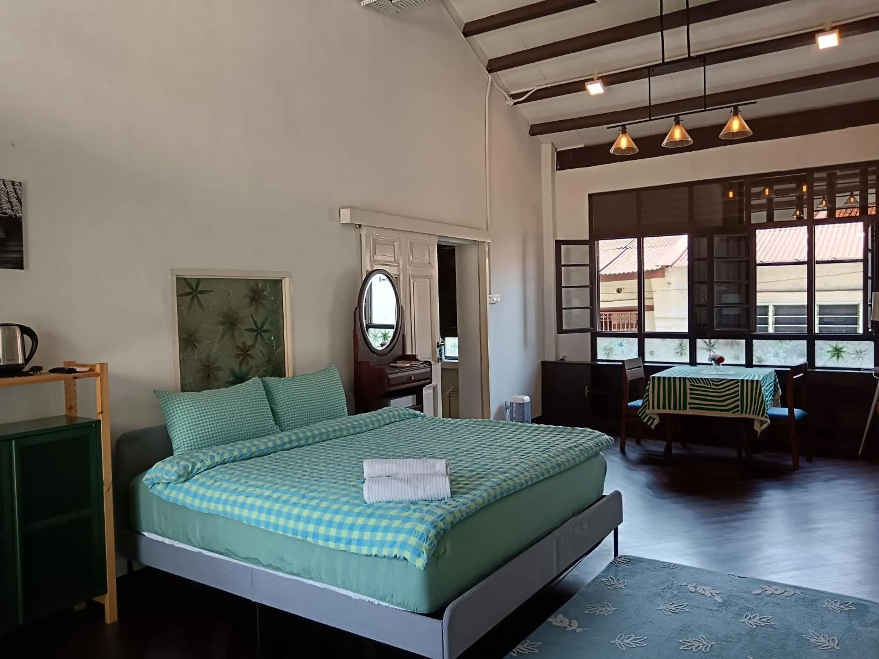 Deluxe King Room in The Georgetown Green Gates Deluxe King Room in The Georgetown Green Gates