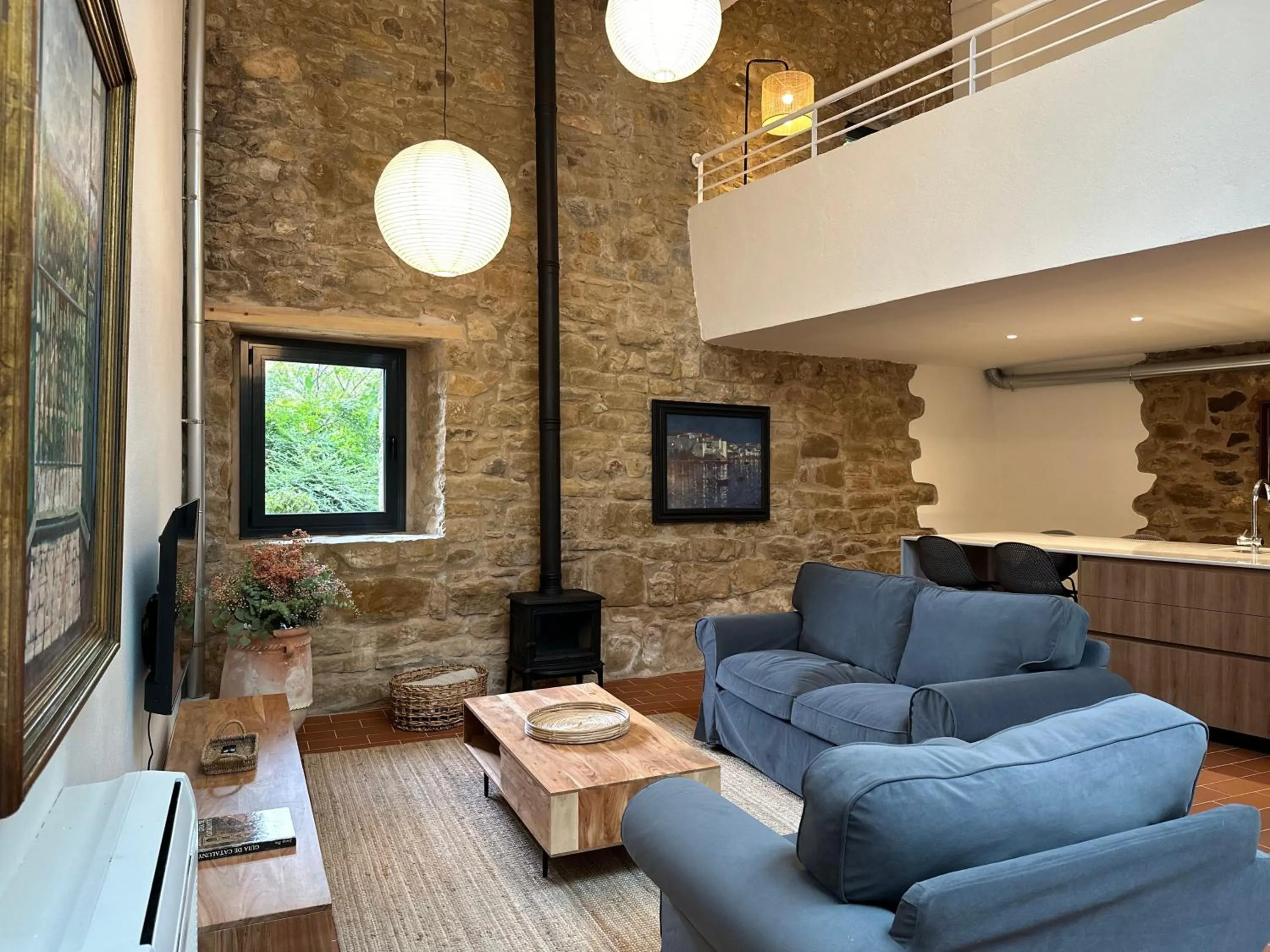 Communal lounge/ TV room in Encís d'Empordà -Adults Only-