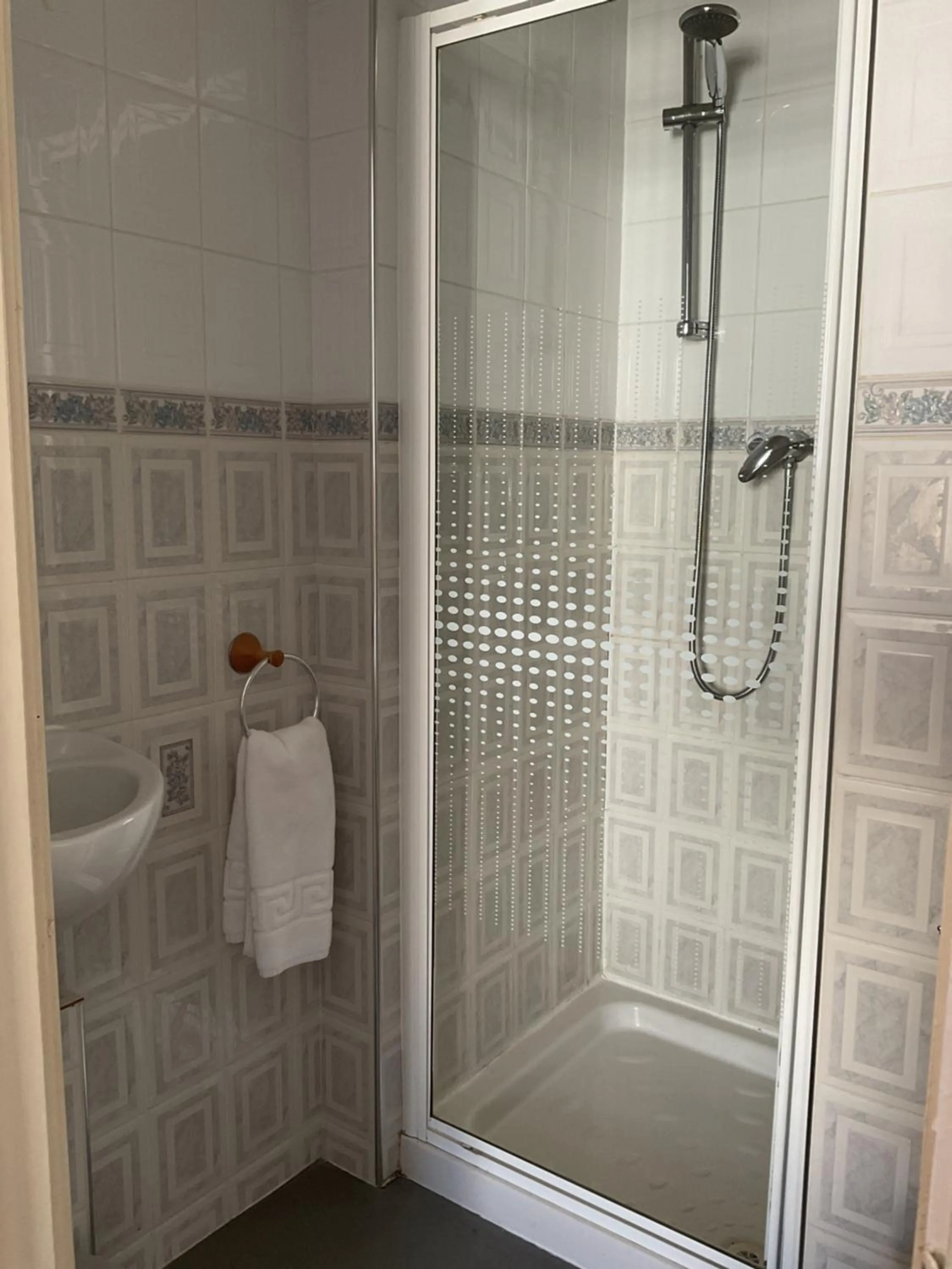 Shower in The Brentwood Hotel Porthcawl